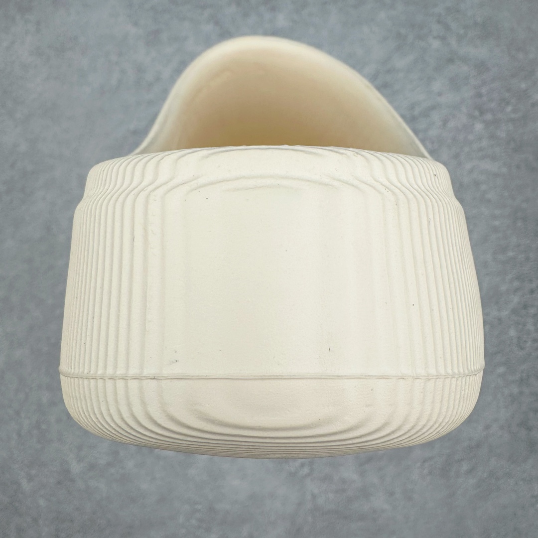 图片[8]-＃H11纯原 AD adiFOM Superstar MULE 贝壳头版一脚蹬半拖鸭掌鞋半拖 JP5687 重金购入原鞋及原档案磨具生产指令开发 鞋头部位凹凸有致 横向大面积波浪纹理 后跟Logo 凹凸明显 轮廓分明 描漆定位精准 公整无偏差不溢出 LOGO内侧钢印清晰工整 原厂磨具全鞋无多余毛边 同源公司EVA粒子环保塑料 原厂指令配方 无任何异味 弹性卡色均保持原鞋一致 匠心打造 鞋口弧度大小 鞋面色泽质感同步原鞋 LOGO内侧钢印清晰工整 中底部分带原厂钢印编号 原厂Ortholite欧斯莱鞋垫 区别掉渣海玻璃鞋垫 吸汗防臭的效果无法相提并论 原厂定制原标 同比ZP 符合人体设计 产品基于标志性 Superstar 鞋款轮廓的同时 利用可再生的甘蔗加工物材料制成一体式泡沫鞋身 无鞋带设计更加方便穿脱 点睛之笔在于标志性的三道杠出现在鞋子的两侧 鞋跟贴片上饰有品牌标志性的三叶草压花 偏小一码 尺码：35.5 36 36.5 37 38 38.5 39 40 40.5 41 42 42.5 43 44 44.5 45 46-选品中心