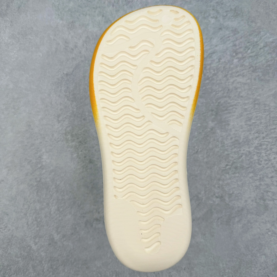 图片[9]-＃H11纯原 AD adiFOM Superstar MULE 贝壳头版一脚蹬半拖鸭掌鞋半拖 JP5687 重金购入原鞋及原档案磨具生产指令开发 鞋头部位凹凸有致 横向大面积波浪纹理 后跟Logo 凹凸明显 轮廓分明 描漆定位精准 公整无偏差不溢出 LOGO内侧钢印清晰工整 原厂磨具全鞋无多余毛边 同源公司EVA粒子环保塑料 原厂指令配方 无任何异味 弹性卡色均保持原鞋一致 匠心打造 鞋口弧度大小 鞋面色泽质感同步原鞋 LOGO内侧钢印清晰工整 中底部分带原厂钢印编号 原厂Ortholite欧斯莱鞋垫 区别掉渣海玻璃鞋垫 吸汗防臭的效果无法相提并论 原厂定制原标 同比ZP 符合人体设计 产品基于标志性 Superstar 鞋款轮廓的同时 利用可再生的甘蔗加工物材料制成一体式泡沫鞋身 无鞋带设计更加方便穿脱 点睛之笔在于标志性的三道杠出现在鞋子的两侧 鞋跟贴片上饰有品牌标志性的三叶草压花 偏小一码 尺码：35.5 36 36.5 37 38 38.5 39 40 40.5 41 42 42.5 43 44 44.5 45 46-选品中心