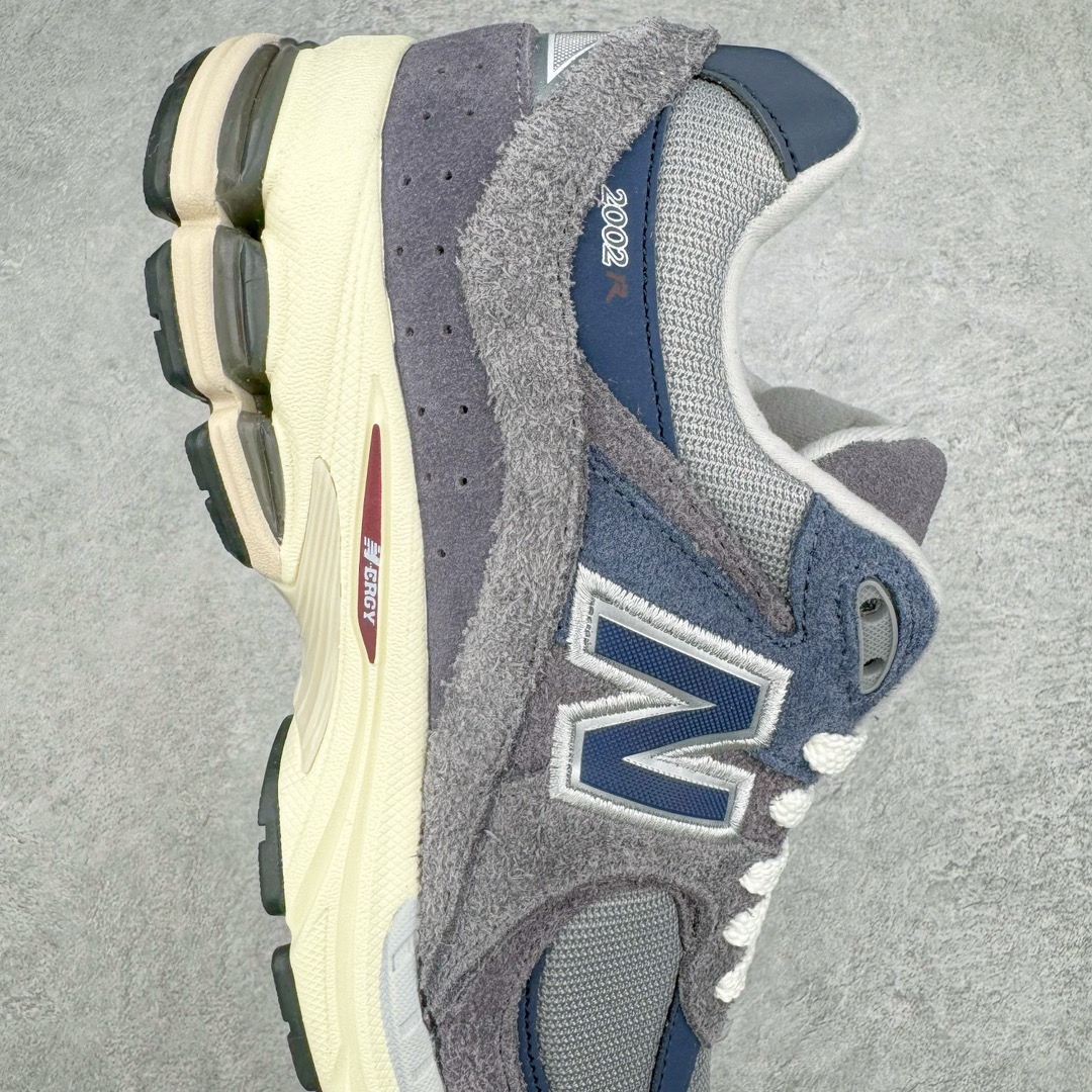 图片[6]-零售💰310 ＃纯原 New Balance NB2002系列 男女休闲慢跑鞋 必备的时髦单品之一 最新出的2002R系列 这款延续了经典科技 升级版N-ERGY缓震物料机能与材质上脚太舒适了 鞋面的柔软麂皮搭配尼龙网布 特别透气而且还复古感 不管是搭配牛仔裤还工装裤都是百搭！小红书众多博主上脚推荐！尺码：36 36.5 37.5 38 38.5 39.5 40 40.5 41 42 42.5 43 44 44.5 45 编码：Mby3963010-运动鞋