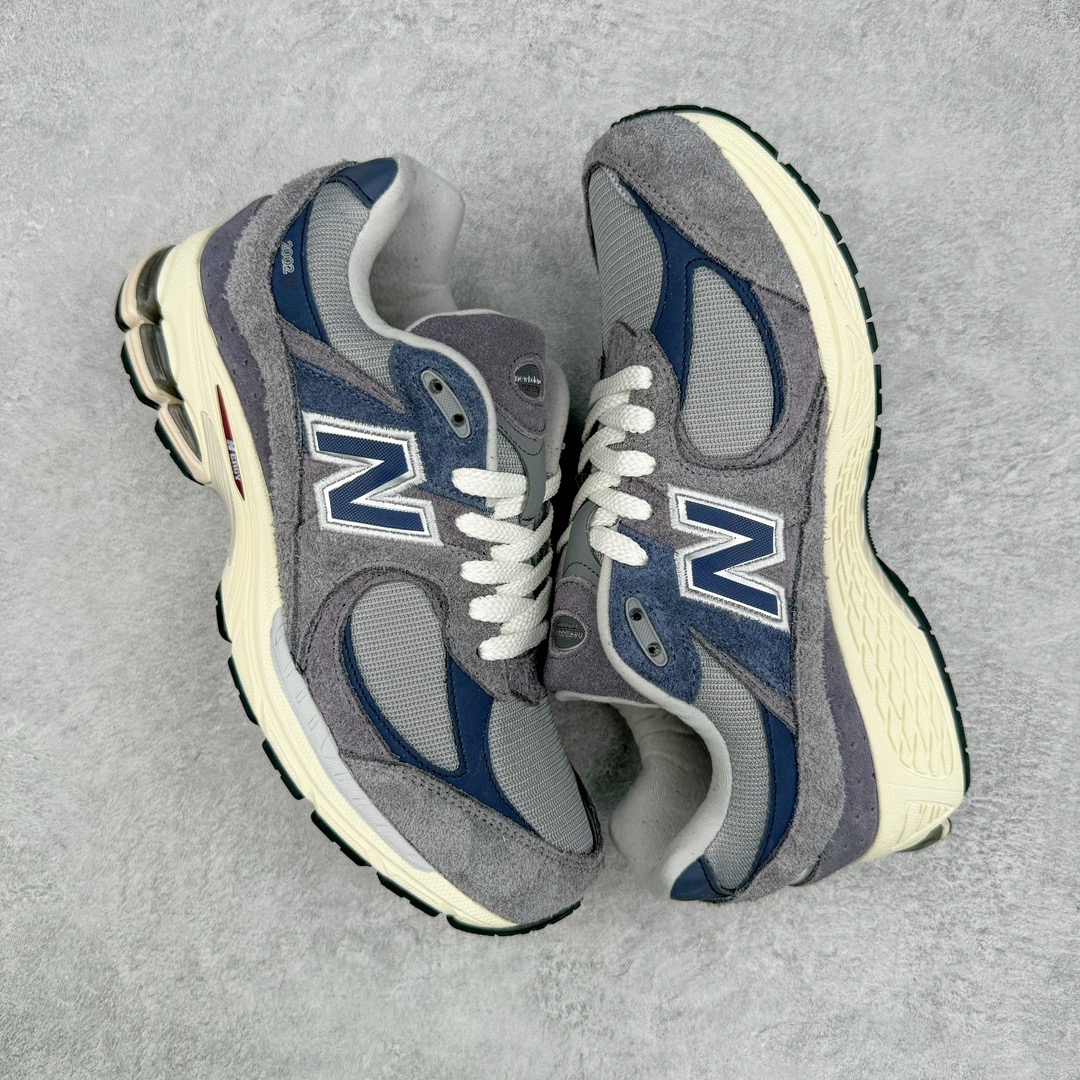 图片[3]-零售💰310 ＃纯原 New Balance NB2002系列 男女休闲慢跑鞋 必备的时髦单品之一 最新出的2002R系列 这款延续了经典科技 升级版N-ERGY缓震物料机能与材质上脚太舒适了 鞋面的柔软麂皮搭配尼龙网布 特别透气而且还复古感 不管是搭配牛仔裤还工装裤都是百搭！小红书众多博主上脚推荐！尺码：36 36.5 37.5 38 38.5 39.5 40 40.5 41 42 42.5 43 44 44.5 45 编码：Mby3963010-运动鞋