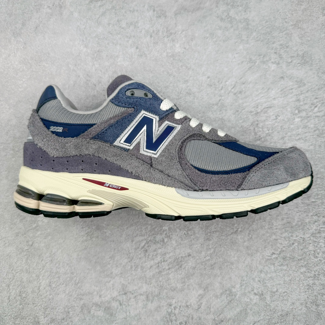 零售💰310 ＃纯原 New Balance NB2002系列 男女休闲慢跑鞋 必备的时髦单品之一 最新出的2002R系列 这款延续了经典科技 升级版N-ERGY缓震物料机能与材质上脚太舒适了 鞋面的柔软麂皮搭配尼龙网布 特别透气而且还复古感 不管是搭配牛仔裤还工装裤都是百搭！小红书众多博主上脚推荐！尺码：36 36.5 37.5 38 38.5 39.5 40 40.5 41 42 42.5 43 44 44.5 45 编码：Mby3963010-运动鞋