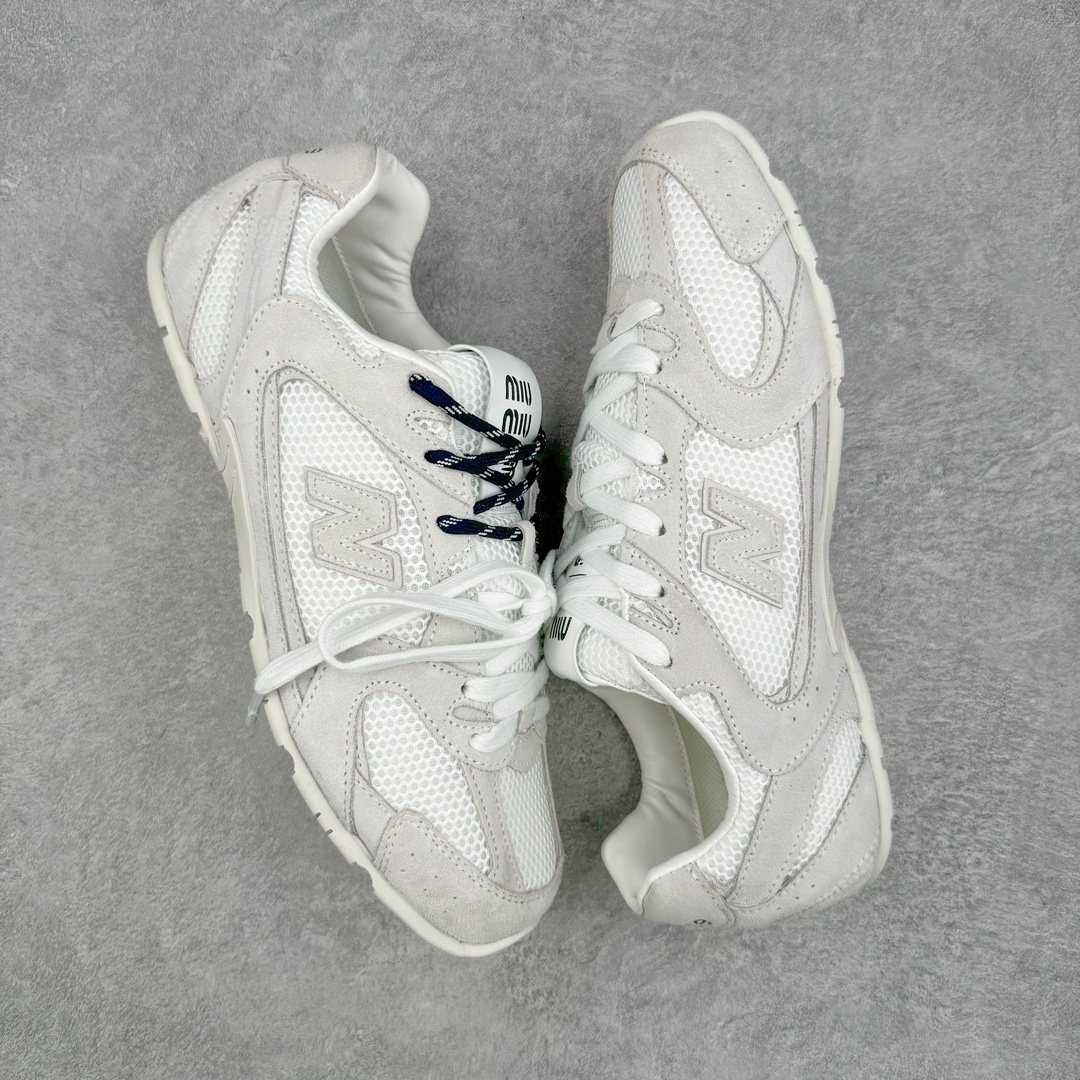 图片[3]-零售💰310 缪缪MiuMiu x NB新百伦New Balance 530 SL系列低帮经典复古休闲运动慢跑鞋 近几年运动品牌与各大潮流品牌不断推出联名产品，在球鞋圈拥有极高的热度。此外，奢侈品牌和运动品牌联名也早已非新鲜事，继 Dior 和 Jordan Brand 以及 Prada 和 adidas 合作后。近日，Miu Miu与New Balance的合作基本已经成为定番，每年都会上新，而近期的最新联名也已经正式曝光，预计会在24年春夏面世！相比之前两次使用的574，这次Miu Miu带来了全新风格。采用了全新型号MR530进行设计，继续使用复古的旧化效果和去年就被带火的美拉德配色打造。Miu Miu作为千禧文化的重要推手，这次也是直接挑选了New Balance 2000年代时发布的健身跑鞋MR530。整体做旧效果非常明显，甚至有些二手鞋的感觉，多少是有点瘦巴黎世家影响了……配色方面将会推出米色和棕色两种颜色可供选择，整体覆盖了做旧麂皮，鞋舌和鞋垫和之前一致，有Miu Miu的Logo，同时搭配皮革和棉质双鞋带组成。尺码：35.5 36 37 37.5 38 38.5 39.5 40 40.5 41.5 42 42.5 43.5 44 45 编码：Jby3936010-运动鞋