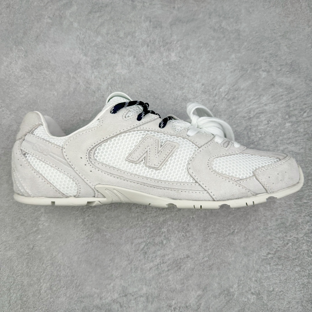 零售💰310 缪缪MiuMiu x NB新百伦New Balance 530 SL系列低帮经典复古休闲运动慢跑鞋 近几年运动品牌与各大潮流品牌不断推出联名产品，在球鞋圈拥有极高的热度。此外，奢侈品牌和运动品牌联名也早已非新鲜事，继 Dior 和 Jordan Brand 以及 Prada 和 adidas 合作后。近日，Miu Miu与New Balance的合作基本已经成为定番，每年都会上新，而近期的最新联名也已经正式曝光，预计会在24年春夏面世！相比之前两次使用的574，这次Miu Miu带来了全新风格。采用了全新型号MR530进行设计，继续使用复古的旧化效果和去年就被带火的美拉德配色打造。Miu Miu作为千禧文化的重要推手，这次也是直接挑选了New Balance 2000年代时发布的健身跑鞋MR530。整体做旧效果非常明显，甚至有些二手鞋的感觉，多少是有点瘦巴黎世家影响了……配色方面将会推出米色和棕色两种颜色可供选择，整体覆盖了做旧麂皮，鞋舌和鞋垫和之前一致，有Miu Miu的Logo，同时搭配皮革和棉质双鞋带组成。尺码：35.5 36 37 37.5 38 38.5 39.5 40 40.5 41.5 42 42.5 43.5 44 45 编码：Jby3936010-运动鞋