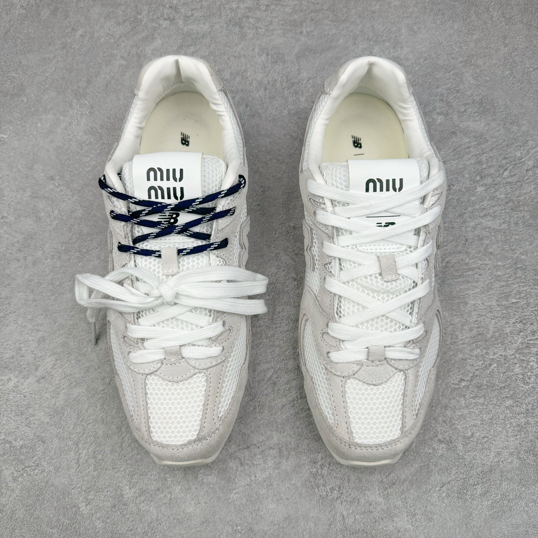 图片[2]-零售💰310 缪缪MiuMiu x NB新百伦New Balance 530 SL系列低帮经典复古休闲运动慢跑鞋 近几年运动品牌与各大潮流品牌不断推出联名产品，在球鞋圈拥有极高的热度。此外，奢侈品牌和运动品牌联名也早已非新鲜事，继 Dior 和 Jordan Brand 以及 Prada 和 adidas 合作后。近日，Miu Miu与New Balance的合作基本已经成为定番，每年都会上新，而近期的最新联名也已经正式曝光，预计会在24年春夏面世！相比之前两次使用的574，这次Miu Miu带来了全新风格。采用了全新型号MR530进行设计，继续使用复古的旧化效果和去年就被带火的美拉德配色打造。Miu Miu作为千禧文化的重要推手，这次也是直接挑选了New Balance 2000年代时发布的健身跑鞋MR530。整体做旧效果非常明显，甚至有些二手鞋的感觉，多少是有点瘦巴黎世家影响了……配色方面将会推出米色和棕色两种颜色可供选择，整体覆盖了做旧麂皮，鞋舌和鞋垫和之前一致，有Miu Miu的Logo，同时搭配皮革和棉质双鞋带组成。尺码：35.5 36 37 37.5 38 38.5 39.5 40 40.5 41.5 42 42.5 43.5 44 45 编码：Jby3936010-运动鞋