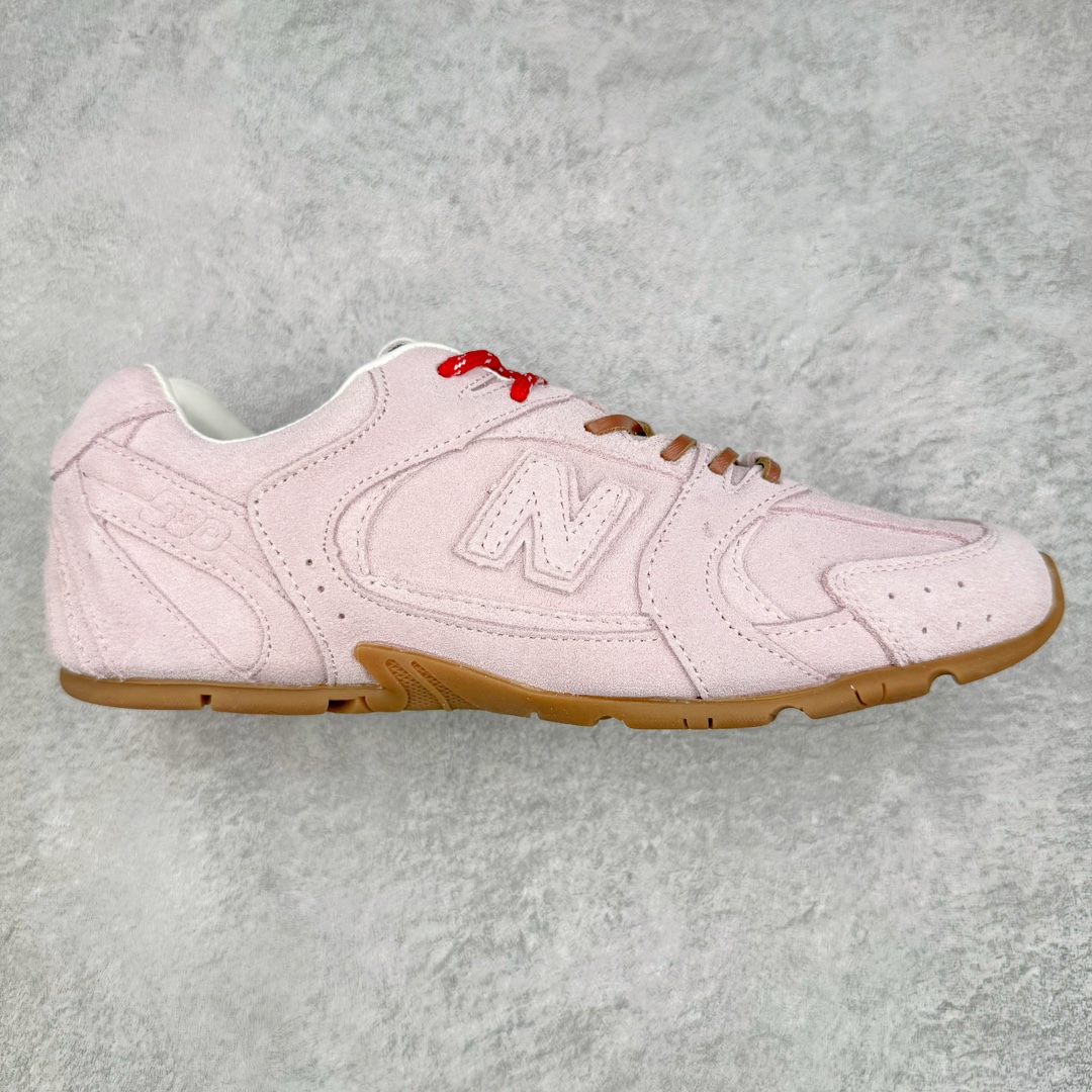 零售💰290 缪缪MiuMiu x NB新百伦New Balance 530 SL系列低帮经典复古休闲运动慢跑鞋 近几年运动品牌与各大潮流品牌不断推出联名产品，在球鞋圈拥有极高的热度。此外，奢侈品牌和运动品牌联名也早已非新鲜事，继 Dior 和 Jordan Brand 以及 Prada 和 adidas 合作后。近日，Miu Miu与New Balance的合作基本已经成为定番，每年都会上新，而近期的最新联名也已经正式曝光，预计会在24年春夏面世！相比之前两次使用的574，这次Miu Miu带来了全新风格。采用了全新型号MR530进行设计，继续使用复古的旧化效果和去年就被带火的美拉德配色打造。Miu Miu作为千禧文化的重要推手，这次也是直接挑选了New Balance 2000年代时发布的健身跑鞋MR530。整体做旧效果非常明显，甚至有些二手鞋的感觉，多少是有点瘦巴黎世家影响了……配色方面将会推出米色和棕色两种颜色可供选择，整体覆盖了做旧麂皮，鞋舌和鞋垫和之前一致，有Miu Miu的Logo，同时搭配皮革和棉质双鞋带组成。尺码：35.5 36 37 37.5 38 38.5 39.5 40 40.5 41.5 42 42.5 43.5 44 45 编码：Fby2936090-运动鞋