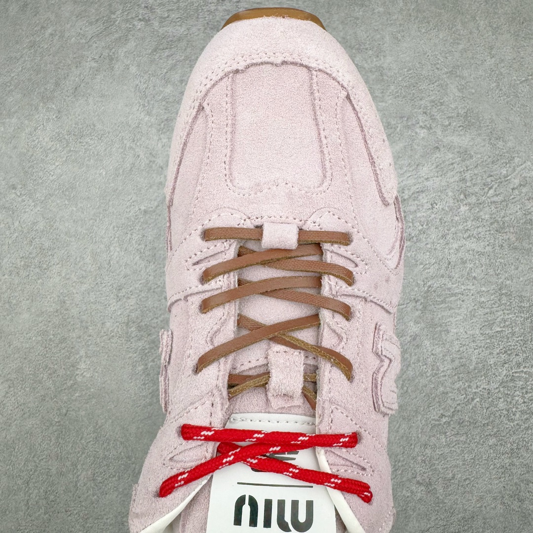 图片[4]-零售💰290 缪缪MiuMiu x NB新百伦New Balance 530 SL系列低帮经典复古休闲运动慢跑鞋 近几年运动品牌与各大潮流品牌不断推出联名产品，在球鞋圈拥有极高的热度。此外，奢侈品牌和运动品牌联名也早已非新鲜事，继 Dior 和 Jordan Brand 以及 Prada 和 adidas 合作后。近日，Miu Miu与New Balance的合作基本已经成为定番，每年都会上新，而近期的最新联名也已经正式曝光，预计会在24年春夏面世！相比之前两次使用的574，这次Miu Miu带来了全新风格。采用了全新型号MR530进行设计，继续使用复古的旧化效果和去年就被带火的美拉德配色打造。Miu Miu作为千禧文化的重要推手，这次也是直接挑选了New Balance 2000年代时发布的健身跑鞋MR530。整体做旧效果非常明显，甚至有些二手鞋的感觉，多少是有点瘦巴黎世家影响了……配色方面将会推出米色和棕色两种颜色可供选择，整体覆盖了做旧麂皮，鞋舌和鞋垫和之前一致，有Miu Miu的Logo，同时搭配皮革和棉质双鞋带组成。尺码：35.5 36 37 37.5 38 38.5 39.5 40 40.5 41.5 42 42.5 43.5 44 45 编码：Fby2936090-运动鞋