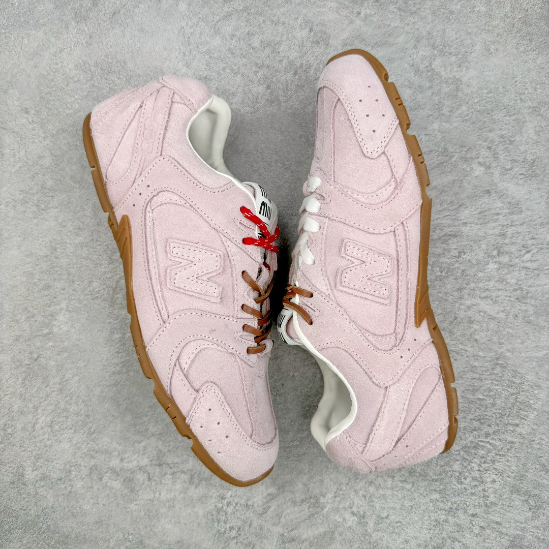 图片[3]-零售💰290 缪缪MiuMiu x NB新百伦New Balance 530 SL系列低帮经典复古休闲运动慢跑鞋 近几年运动品牌与各大潮流品牌不断推出联名产品，在球鞋圈拥有极高的热度。此外，奢侈品牌和运动品牌联名也早已非新鲜事，继 Dior 和 Jordan Brand 以及 Prada 和 adidas 合作后。近日，Miu Miu与New Balance的合作基本已经成为定番，每年都会上新，而近期的最新联名也已经正式曝光，预计会在24年春夏面世！相比之前两次使用的574，这次Miu Miu带来了全新风格。采用了全新型号MR530进行设计，继续使用复古的旧化效果和去年就被带火的美拉德配色打造。Miu Miu作为千禧文化的重要推手，这次也是直接挑选了New Balance 2000年代时发布的健身跑鞋MR530。整体做旧效果非常明显，甚至有些二手鞋的感觉，多少是有点瘦巴黎世家影响了……配色方面将会推出米色和棕色两种颜色可供选择，整体覆盖了做旧麂皮，鞋舌和鞋垫和之前一致，有Miu Miu的Logo，同时搭配皮革和棉质双鞋带组成。尺码：35.5 36 37 37.5 38 38.5 39.5 40 40.5 41.5 42 42.5 43.5 44 45 编码：Fby2936090-运动鞋