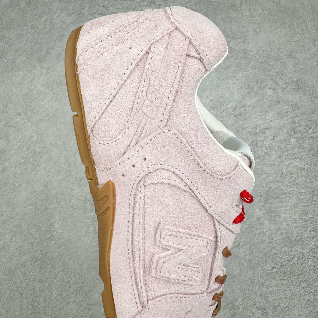 图片[6]-零售💰290 缪缪MiuMiu x NB新百伦New Balance 530 SL系列低帮经典复古休闲运动慢跑鞋 近几年运动品牌与各大潮流品牌不断推出联名产品，在球鞋圈拥有极高的热度。此外，奢侈品牌和运动品牌联名也早已非新鲜事，继 Dior 和 Jordan Brand 以及 Prada 和 adidas 合作后。近日，Miu Miu与New Balance的合作基本已经成为定番，每年都会上新，而近期的最新联名也已经正式曝光，预计会在24年春夏面世！相比之前两次使用的574，这次Miu Miu带来了全新风格。采用了全新型号MR530进行设计，继续使用复古的旧化效果和去年就被带火的美拉德配色打造。Miu Miu作为千禧文化的重要推手，这次也是直接挑选了New Balance 2000年代时发布的健身跑鞋MR530。整体做旧效果非常明显，甚至有些二手鞋的感觉，多少是有点瘦巴黎世家影响了……配色方面将会推出米色和棕色两种颜色可供选择，整体覆盖了做旧麂皮，鞋舌和鞋垫和之前一致，有Miu Miu的Logo，同时搭配皮革和棉质双鞋带组成。尺码：35.5 36 37 37.5 38 38.5 39.5 40 40.5 41.5 42 42.5 43.5 44 45 编码：Fby2936090-运动鞋