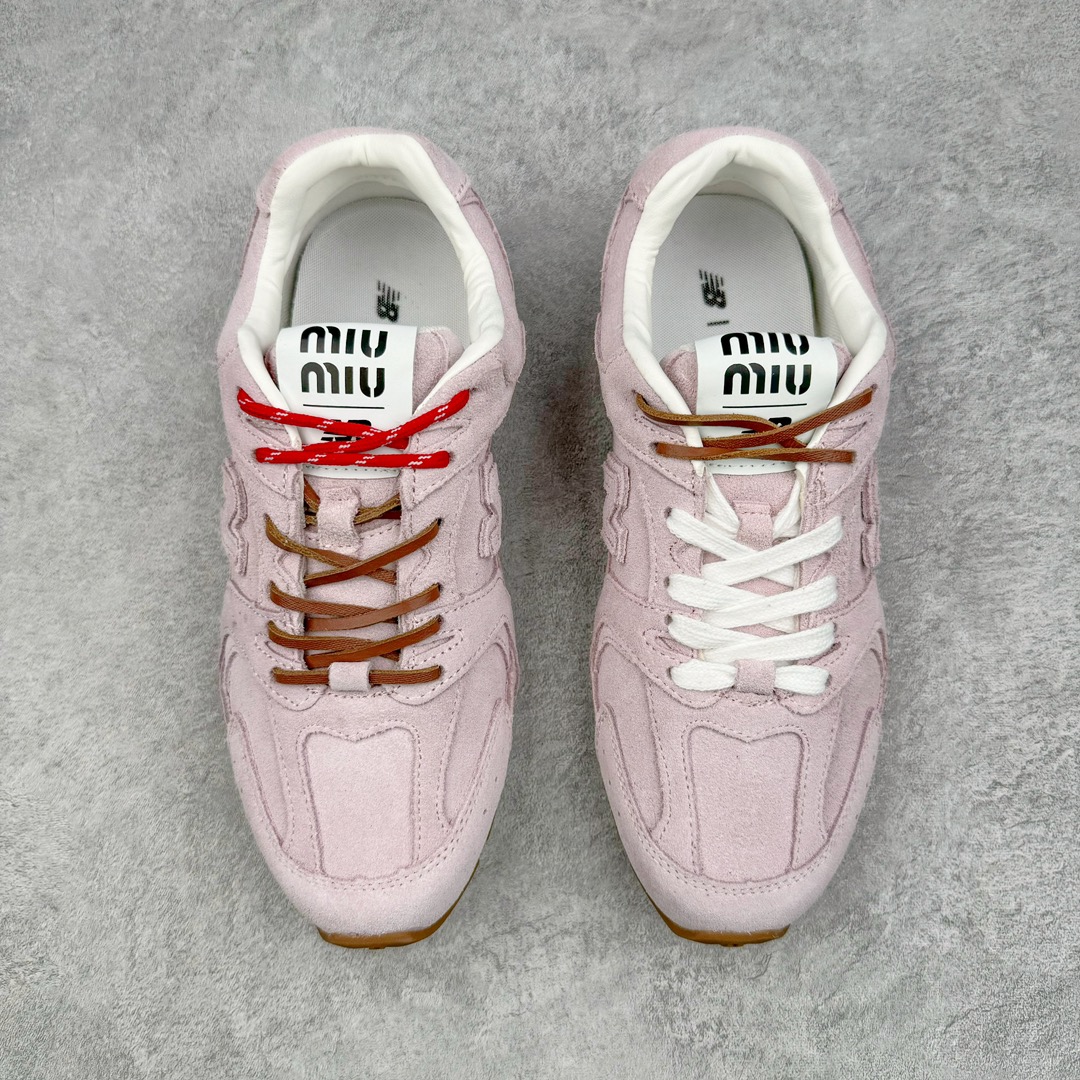 图片[2]-零售💰290 缪缪MiuMiu x NB新百伦New Balance 530 SL系列低帮经典复古休闲运动慢跑鞋 近几年运动品牌与各大潮流品牌不断推出联名产品，在球鞋圈拥有极高的热度。此外，奢侈品牌和运动品牌联名也早已非新鲜事，继 Dior 和 Jordan Brand 以及 Prada 和 adidas 合作后。近日，Miu Miu与New Balance的合作基本已经成为定番，每年都会上新，而近期的最新联名也已经正式曝光，预计会在24年春夏面世！相比之前两次使用的574，这次Miu Miu带来了全新风格。采用了全新型号MR530进行设计，继续使用复古的旧化效果和去年就被带火的美拉德配色打造。Miu Miu作为千禧文化的重要推手，这次也是直接挑选了New Balance 2000年代时发布的健身跑鞋MR530。整体做旧效果非常明显，甚至有些二手鞋的感觉，多少是有点瘦巴黎世家影响了……配色方面将会推出米色和棕色两种颜色可供选择，整体覆盖了做旧麂皮，鞋舌和鞋垫和之前一致，有Miu Miu的Logo，同时搭配皮革和棉质双鞋带组成。尺码：35.5 36 37 37.5 38 38.5 39.5 40 40.5 41.5 42 42.5 43.5 44 45 编码：Fby2936090-运动鞋