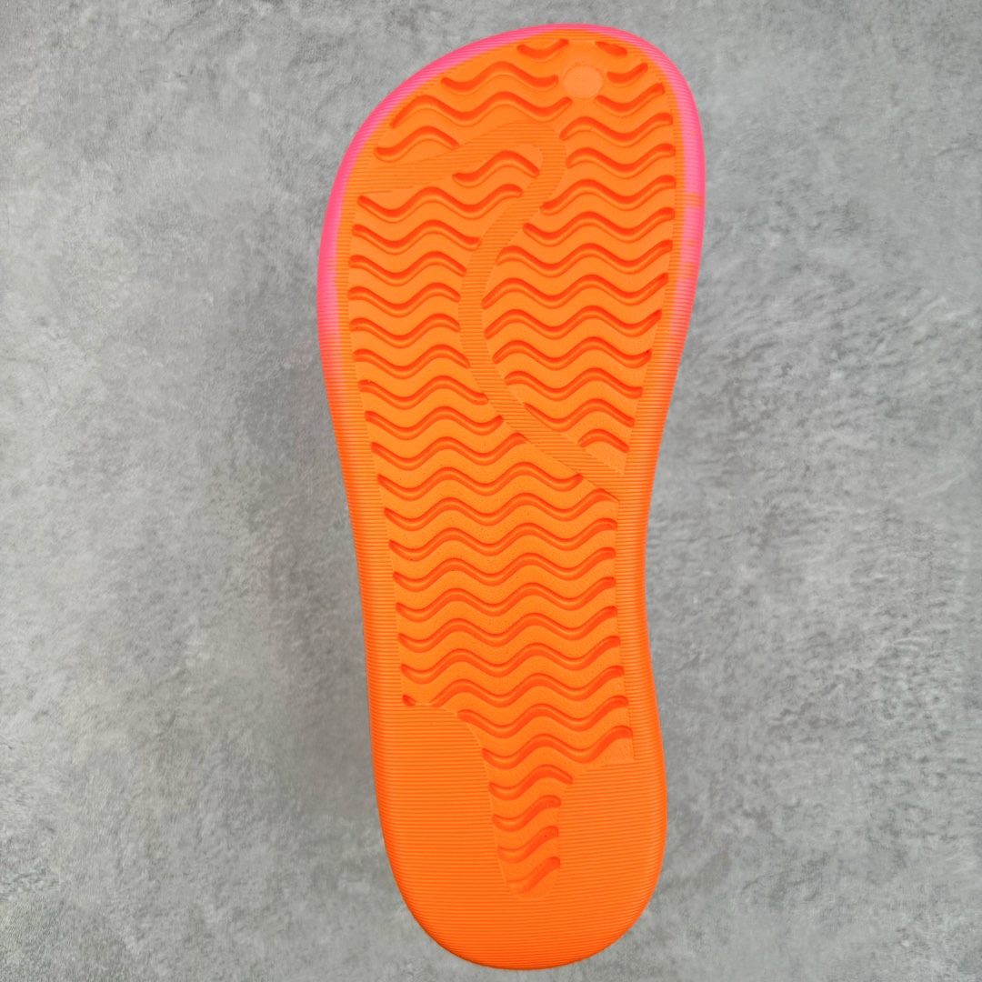 图片[9]-＃H11纯原 AD adiFOM Superstar MULE 贝壳头版一脚蹬半拖鸭掌鞋半拖 JP5686 重金购入原鞋及原档案磨具生产指令开发 鞋头部位凹凸有致 横向大面积波浪纹理 后跟Logo 凹凸明显 轮廓分明 描漆定位精准 公整无偏差不溢出 LOGO内侧钢印清晰工整 原厂磨具全鞋无多余毛边 同源公司EVA粒子环保塑料 原厂指令配方 无任何异味 弹性卡色均保持原鞋一致 匠心打造 鞋口弧度大小 鞋面色泽质感同步原鞋 LOGO内侧钢印清晰工整 中底部分带原厂钢印编号 原厂Ortholite欧斯莱鞋垫 区别掉渣海玻璃鞋垫 吸汗防臭的效果无法相提并论 原厂定制原标 同比ZP 符合人体设计 产品基于标志性 Superstar 鞋款轮廓的同时 利用可再生的甘蔗加工物材料制成一体式泡沫鞋身 无鞋带设计更加方便穿脱 点睛之笔在于标志性的三道杠出现在鞋子的两侧 鞋跟贴片上饰有品牌标志性的三叶草压花 偏小一码 尺码：35.5 36 36.5 37 38 38.5 39 40 40.5 41 42 42.5 43 44 44.5 45 46-选品中心