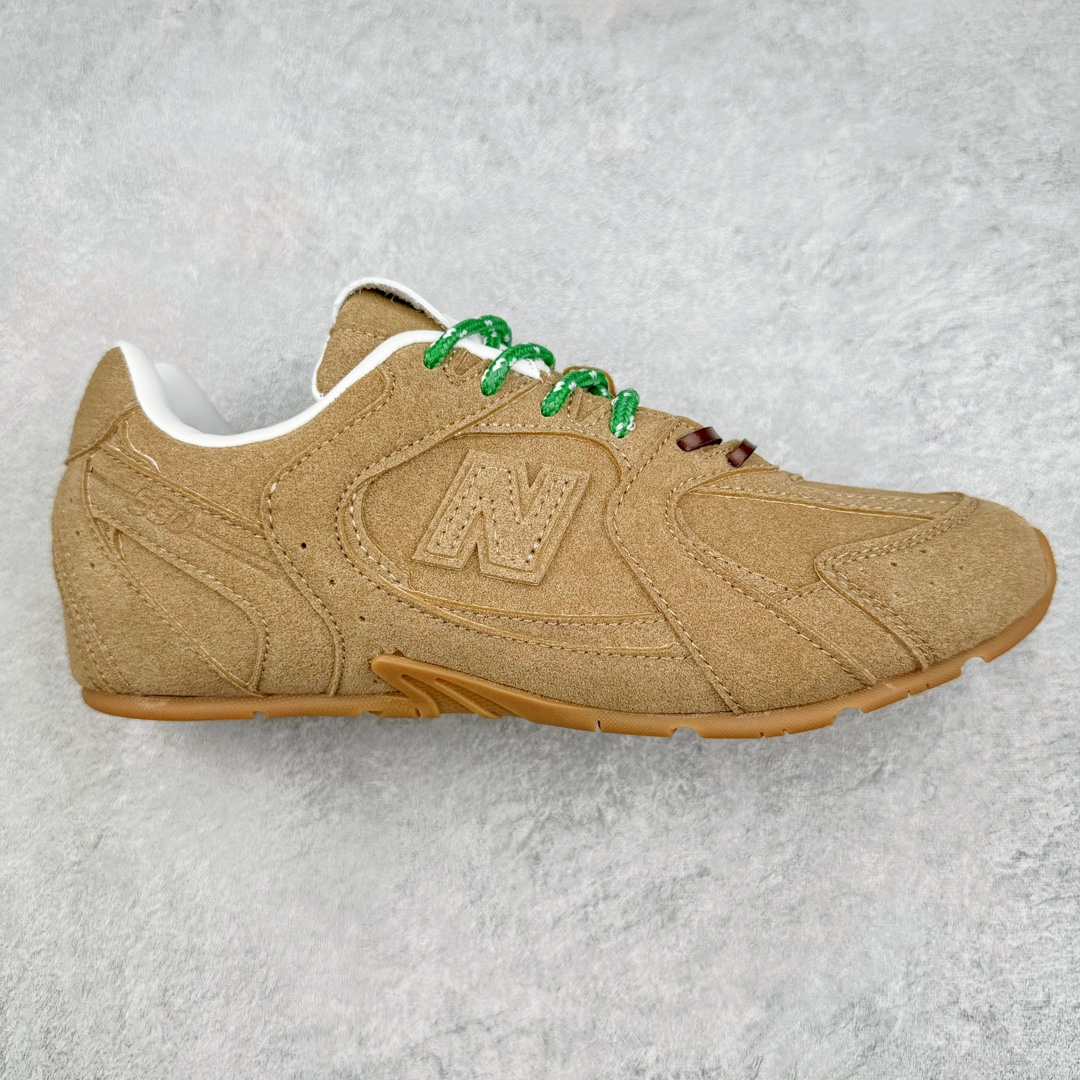 零售💰250 缪缪MiuMiu x NB新百伦New Balance 530 SL系列低帮经典复古休闲运动慢跑鞋 近几年运动品牌与各大潮流品牌不断推出联名产品，在球鞋圈拥有极高的热度。此外，奢侈品牌和运动品牌联名也早已非新鲜事，继 Dior 和 Jordan Brand 以及 Prada 和 adidas 合作后。近日，Miu Miu与New Balance的合作基本已经成为定番，每年都会上新，而近期的最新联名也已经正式曝光，预计会在24年春夏面世！相比之前两次使用的574，这次Miu Miu带来了全新风格。采用了全新型号MR530进行设计，继续使用复古的旧化效果和去年就被带火的美拉德配色打造。Miu Miu作为千禧文化的重要推手，这次也是直接挑选了New Balance 2000年代时发布的健身跑鞋MR530。整体做旧效果非常明显，甚至有些二手鞋的感觉，多少是有点瘦巴黎世家影响了……配色方面将会推出米色和棕色两种颜色可供选择，整体覆盖了做旧麂皮，鞋舌和鞋垫和之前一致，有Miu Miu的Logo，同时搭配皮革和棉质双鞋带组成。尺码：35.5 36 37 37.5 38 38.5 39.5 40 40.5 41.5 42 42.5 43.5 44 45 编码：Dby2936050-运动鞋