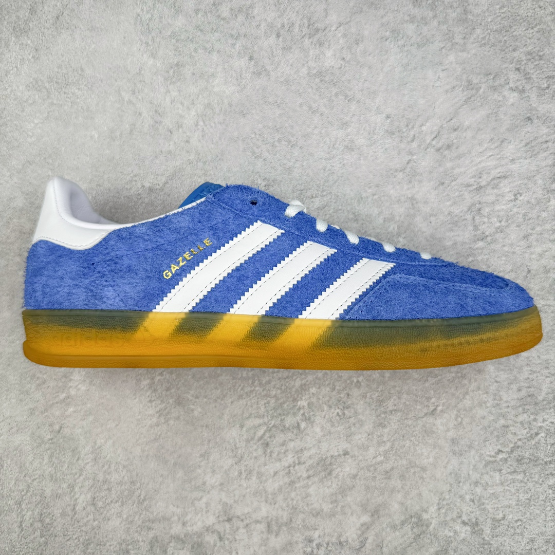 零售💰260 ＃M纯原 AD Original Gazelle Indoor Trainers 瞪羚室内鞋系列低帮复古百搭休闲运动德训风板鞋 蓝白 HQ8717 独家前帮工艺加持 全套原纸板楦头开发 每道工序同步公司流程 确保原汁原味 完美呈现原鞋版型 原厂高频磨具加持 精准内部资源对接 Logo字体百分百还原 原厂特供纳米纤维板 区别市面劣质纸板中底 原厂海玻璃鞋垫 中置乳胶足弓支撑垫 正确3/2横条宽版背胶 一比一鞋头弧度高度鞋身弧度 烫金亮度高频深浅同步原鞋 独家私模最大47.5 半透明橡胶大底 原厂定制长毛翻毛皮组合环保纤维革鞋面 原厂港宝加持定型后跟R度完美 原厂高频磨具加持 Logo字体 凹凸明显 轮廓分明 描漆定位精准 三道杠为尖角45°锯齿状 高频立体感很强 区别圆形锯齿 已最大程度还原公司 欢迎对比 将复古进行到底 简约流畅 三十年不变经典 这款Gazelle运动鞋 无论面料、配色、质感或设计 都只在重现其1991年原款的经典 皮革鞋面 撞色三条纹和鞋跟标的设计 力求呈现90年代的经典复古风潮 Samba火热的同时 也带动了其它的复古鞋型 Gazelle便是其中一只 Gazelle Indoor拥有包边更宽的T字型鞋头 更好的保护运动员的前掌 浓浓的复古氛围感 非常适合现在流行的Cleanfit风格 SIZE：35.5 36 36.5 37 38 38.5 39 40 40.5 41 42 42.5 43 44 44.5 45 46 47.5 编码：by2936060-运动鞋