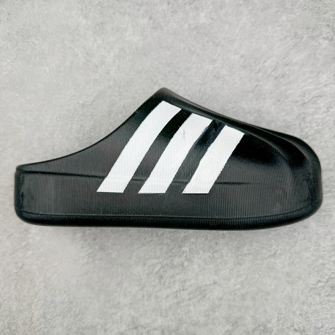 ＃H11纯原 AD adiFOM Superstar MULE 贝壳头版一脚蹬半拖鸭掌鞋半拖 IG8277 重金购入原鞋及原档案磨具生产指令开发 鞋头部位凹凸有致 横向大面积波浪纹理 后跟Logo 凹凸明显 轮廓分明 描漆定位精准 公整无偏差不溢出 LOGO内侧钢印清晰工整 原厂磨具全鞋无多余毛边 同源公司EVA粒子环保塑料 原厂指令配方 无任何异味 弹性卡色均保持原鞋一致 匠心打造 鞋口弧度大小 鞋面色泽质感同步原鞋 LOGO内侧钢印清晰工整 中底部分带原厂钢印编号 原厂Ortholite欧斯莱鞋垫 区别掉渣海玻璃鞋垫 吸汗防臭的效果无法相提并论 原厂定制原标 同比ZP 符合人体设计 产品基于标志性 Superstar 鞋款轮廓的同时 利用可再生的甘蔗加工物材料制成一体式泡沫鞋身 无鞋带设计更加方便穿脱 点睛之笔在于标志性的三道杠出现在鞋子的两侧 鞋跟贴片上饰有品牌标志性的三叶草压花 偏小一码 尺码：35.5 36 36.5 37 38 38.5 39 40 40.5 41 42 42.5 43 44 44.5 45 46-选品中心