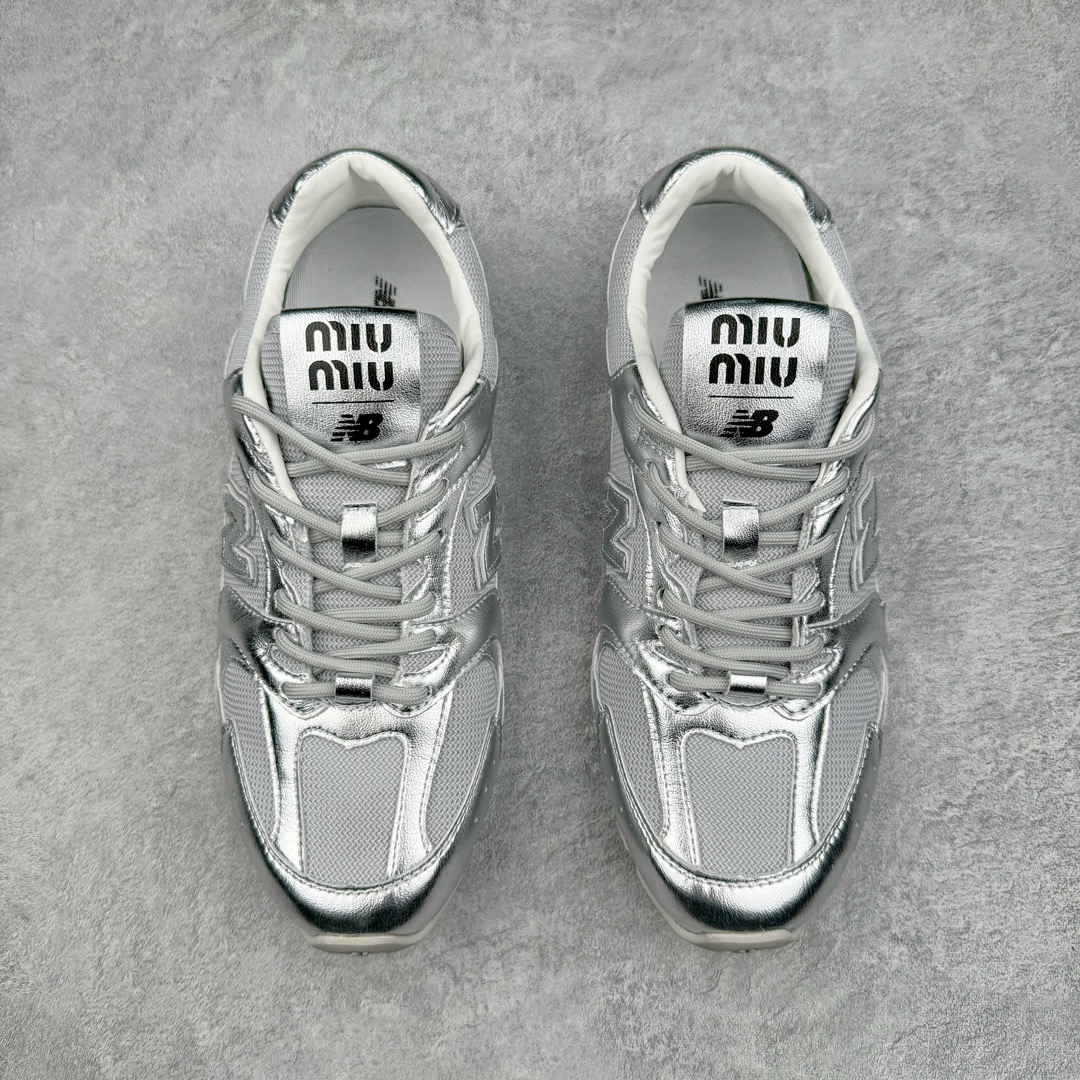 图片[2]-零售💰290 缪缪MiuMiu x NB新百伦New Balance 530 SL系列低帮经典复古休闲运动慢跑鞋 近几年运动品牌与各大潮流品牌不断推出联名产品，在球鞋圈拥有极高的热度。此外，奢侈品牌和运动品牌联名也早已非新鲜事，继 Dior 和 Jordan Brand 以及 Prada 和 adidas 合作后。近日，Miu Miu与New Balance的合作基本已经成为定番，每年都会上新，而近期的最新联名也已经正式曝光，预计会在24年春夏面世！相比之前两次使用的574，这次Miu Miu带来了全新风格。采用了全新型号MR530进行设计，继续使用复古的旧化效果和去年就被带火的美拉德配色打造。Miu Miu作为千禧文化的重要推手，这次也是直接挑选了New Balance 2000年代时发布的健身跑鞋MR530。整体做旧效果非常明显，甚至有些二手鞋的感觉，多少是有点瘦巴黎世家影响了……配色方面将会推出米色和棕色两种颜色可供选择，整体覆盖了做旧麂皮，鞋舌和鞋垫和之前一致，有Miu Miu的Logo，同时搭配皮革和棉质双鞋带组成。尺码：35.5 36 37 37.5 38 38.5 39.5 40 40.5 41.5 42 42.5 43.5 44 45 编码：Fby2936090-运动鞋