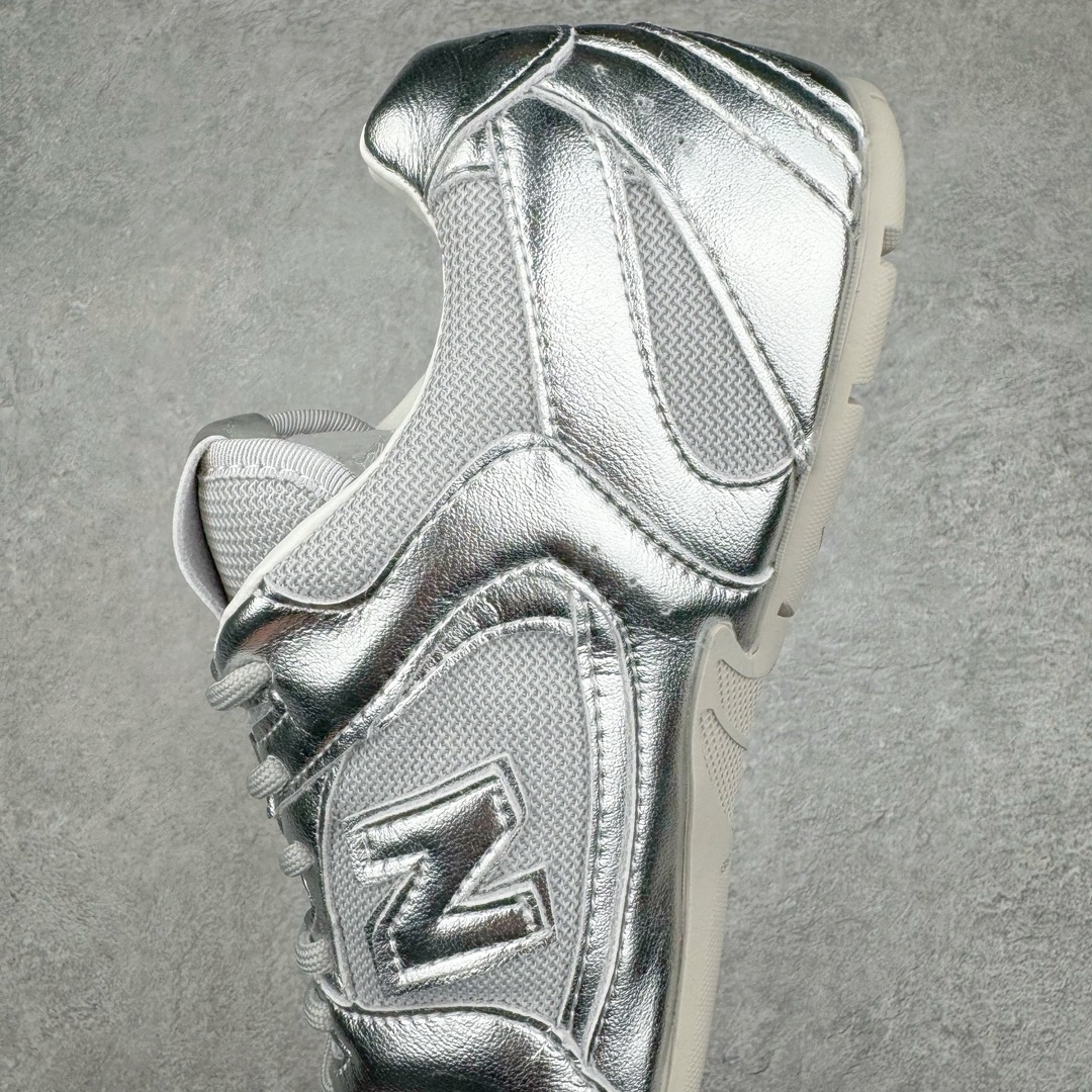 图片[7]-零售💰290 缪缪MiuMiu x NB新百伦New Balance 530 SL系列低帮经典复古休闲运动慢跑鞋 近几年运动品牌与各大潮流品牌不断推出联名产品，在球鞋圈拥有极高的热度。此外，奢侈品牌和运动品牌联名也早已非新鲜事，继 Dior 和 Jordan Brand 以及 Prada 和 adidas 合作后。近日，Miu Miu与New Balance的合作基本已经成为定番，每年都会上新，而近期的最新联名也已经正式曝光，预计会在24年春夏面世！相比之前两次使用的574，这次Miu Miu带来了全新风格。采用了全新型号MR530进行设计，继续使用复古的旧化效果和去年就被带火的美拉德配色打造。Miu Miu作为千禧文化的重要推手，这次也是直接挑选了New Balance 2000年代时发布的健身跑鞋MR530。整体做旧效果非常明显，甚至有些二手鞋的感觉，多少是有点瘦巴黎世家影响了……配色方面将会推出米色和棕色两种颜色可供选择，整体覆盖了做旧麂皮，鞋舌和鞋垫和之前一致，有Miu Miu的Logo，同时搭配皮革和棉质双鞋带组成。尺码：35.5 36 37 37.5 38 38.5 39.5 40 40.5 41.5 42 42.5 43.5 44 45 编码：Fby2936090-运动鞋