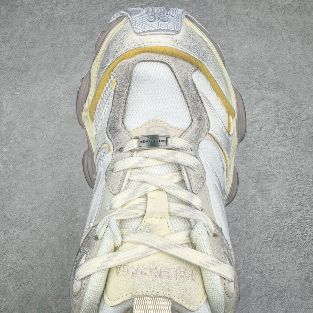 图片[4]-零售💰390 ＃YS Balenciaga CARGO Sneaker 巴黎世家十一代圆头系带舒适百搭低帮生活休闲鞋老爹鞋 白灰 全套原纸板楦头开发 最原汁原味的灵魂版型 全鞋荧光划线卡点 胶水把控整洁度追求极致完美 每一双都是工艺品 多重QC质检 超越公司货的品控标准 实实在在的免检产品 原盒原配 正确字体电绣 粗细、位置、大小正确 侧边TPU 透气孔匹配意产原版 正确分离大底 TPU软底 原版一致大底LOGO 立体感十足 原厂皮料水洗做旧 采购原厂网纱 这款超细纤维和网布工装运动鞋 来自 Balenciaga 2024年夏季系列 其前卫的设计、夸张的体积和反光细节赋予其特别的轮廓 在 2024 夏季系列的秀场上 我们看到了睽违已久的新款运动鞋 Cargo Sneaker 看鞋名便可猜想 延续 3XL 经典设计 这似乎是一双天生为阔腿 Cargo 而生的鞋款 并且它比起 3XL 本就极度夸张的造型更加夸张 拥有更大的鞋底面积以及更为上翘的鞋头 堪称「5XL」外观设计上除了「比大更大」做旧的厚网布鞋面 还有一种经典 Track 鞋款融合 New Balance 9060 中底之即视感 标志性 Sporty B Logo 置于鞋面中间 再加上明显提高的中底厚度 你也不用害怕与3XL难以分辨 尺码：35/46 编码：yby3936090-运动鞋