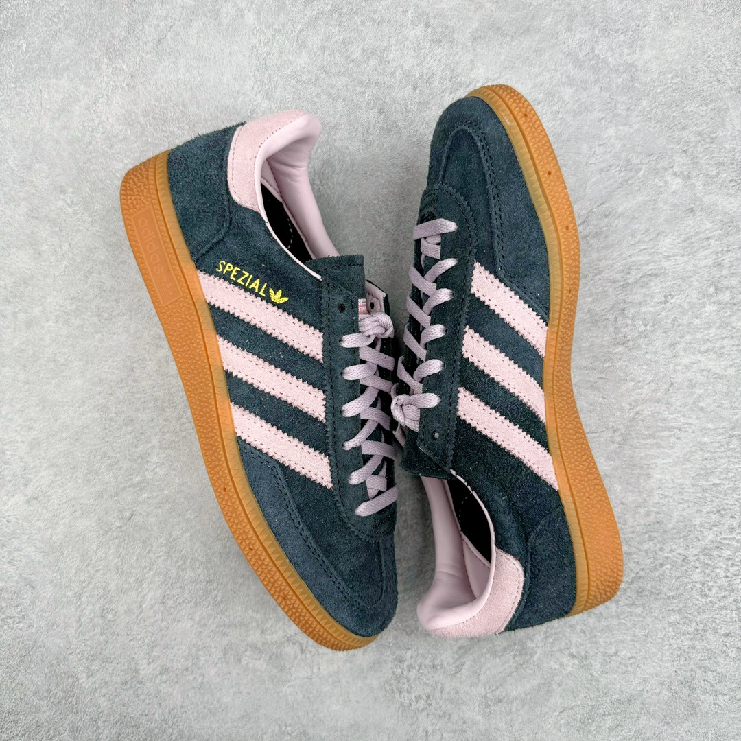 图片[3]-零售💰230 ＃MF AD Originals Handball SPZL 手球运动员系列百搭休闲运动板鞋 IE5897 这款来自阿迪达斯的这款HANDBALL SPZL前身是一双手球运动鞋，这一次拿来复刻，所以鞋面的主要色彩选用了黑色， 鞋面外侧除了Spezial字母之外还有三叶草标志。Handball SPZL作为复古手球训练鞋与作为室内足球鞋的Samba有着异曲同工之处，但是质感更为出众的鞋身以及丰富的配色选择比起Samba来讲可以说是更胜一筹了！尺码：36 36⅔ 37⅓ 38 38⅔ 39⅓ 40 40⅔ 41⅓ 42 42⅔ 43⅓ 44 45  编码：Rby2936030-运动鞋