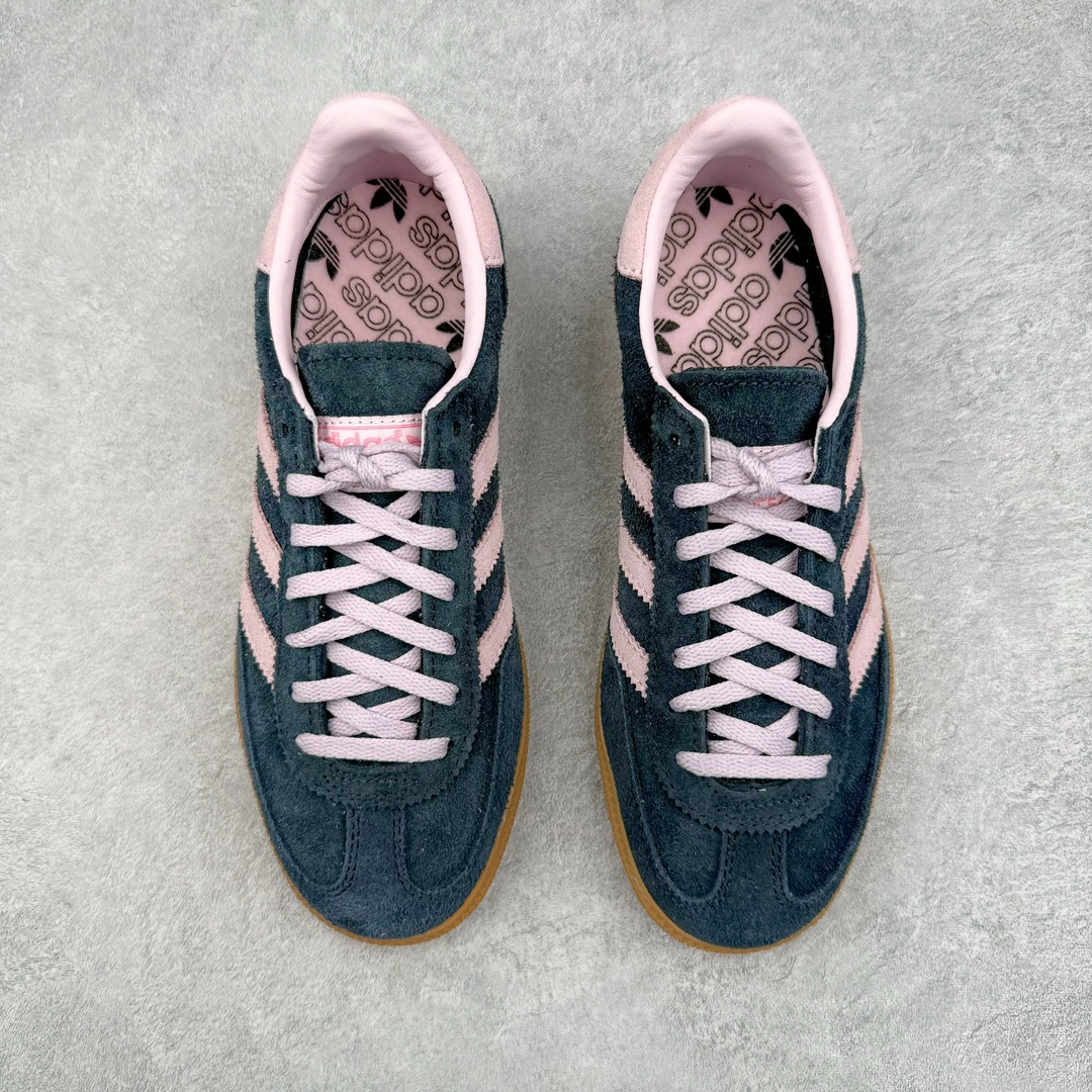 图片[2]-零售💰230 ＃MF AD Originals Handball SPZL 手球运动员系列百搭休闲运动板鞋 IE5897 这款来自阿迪达斯的这款HANDBALL SPZL前身是一双手球运动鞋，这一次拿来复刻，所以鞋面的主要色彩选用了黑色， 鞋面外侧除了Spezial字母之外还有三叶草标志。Handball SPZL作为复古手球训练鞋与作为室内足球鞋的Samba有着异曲同工之处，但是质感更为出众的鞋身以及丰富的配色选择比起Samba来讲可以说是更胜一筹了！尺码：36 36⅔ 37⅓ 38 38⅔ 39⅓ 40 40⅔ 41⅓ 42 42⅔ 43⅓ 44 45  编码：Rby2936030-运动鞋