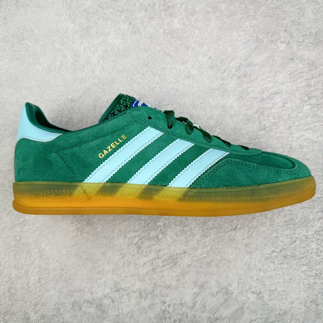 零售💰240 ＃CS纯原 AD Original Gazelle Indoor Trainers 瞪羚室内鞋系列低帮复古百搭休闲运动德训风板鞋 蓝绿 IG9979 高端零售特供批次 原厂定制长毛翻毛皮组合环保纤维革鞋面材质 内置环保海玻璃鞋垫 外置RB橡胶大底 产品品控稳定性领先行业 原厂全套原楦原纸板冲刀磨具开发 原厂皮料加持 原厂港宝加持定型后跟R度完美 将复古进行到底 简约流畅 三十年不变经典 这款Gazelle运动鞋 无论面料、配色、质感或设计 都只在重现其1991年原款的经典 皮革鞋面 撞色三条纹和鞋跟标的设计 力求呈现90年代的经典复古风潮 Samba火热的同时 也带动了其它的复古鞋型 Gazelle便是其中一只 Gazelle Indoor拥有包边更宽的T字型鞋头 更好的保护运动员的前掌 浓浓的复古氛围感 非常适合现在流行的Cleanfit风格 SIZE：35.5 36 36.5 37.5 38 38.5 39 40 40.5 41 42 42.5 43 44 44.5 45 46 编码：by2936040-运动鞋