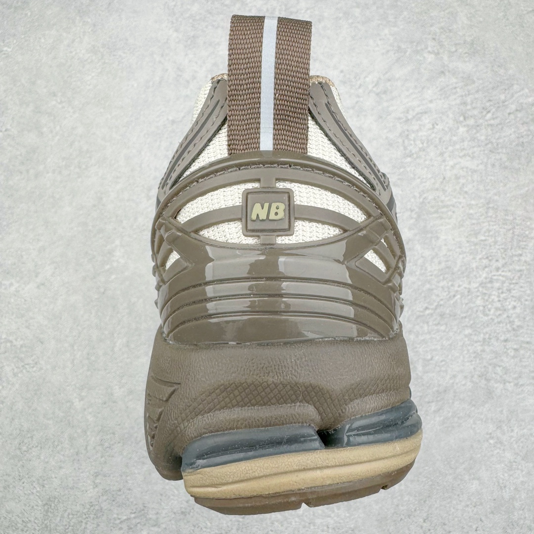 图片[8]-零售💰290 ＃DT纯原 新百伦NB New Balance M1906系列 全套原楦原纸板原厂数据开发 进口三明治网面 原装进口皮料正确绒感卡色 正确中底拉帮中底网布细节 原厂标裁 带紫光防伪 定制后跟透明水晶模块 冲裁组合 大底贴合程度胶水上色把控完美 整洁度挑战全网艺术家 多道序QC把关品质完善 匠心打造 耗时两个月开发完成 工艺极其复杂难度可想而知 新开独立私模大底 正确六层组合大底 高端零售专供产物 Size：36 37 37.5 38 38.5 39 40 40.5 41 42 42.5 43 44 45 编码：Dby2936090-运动鞋