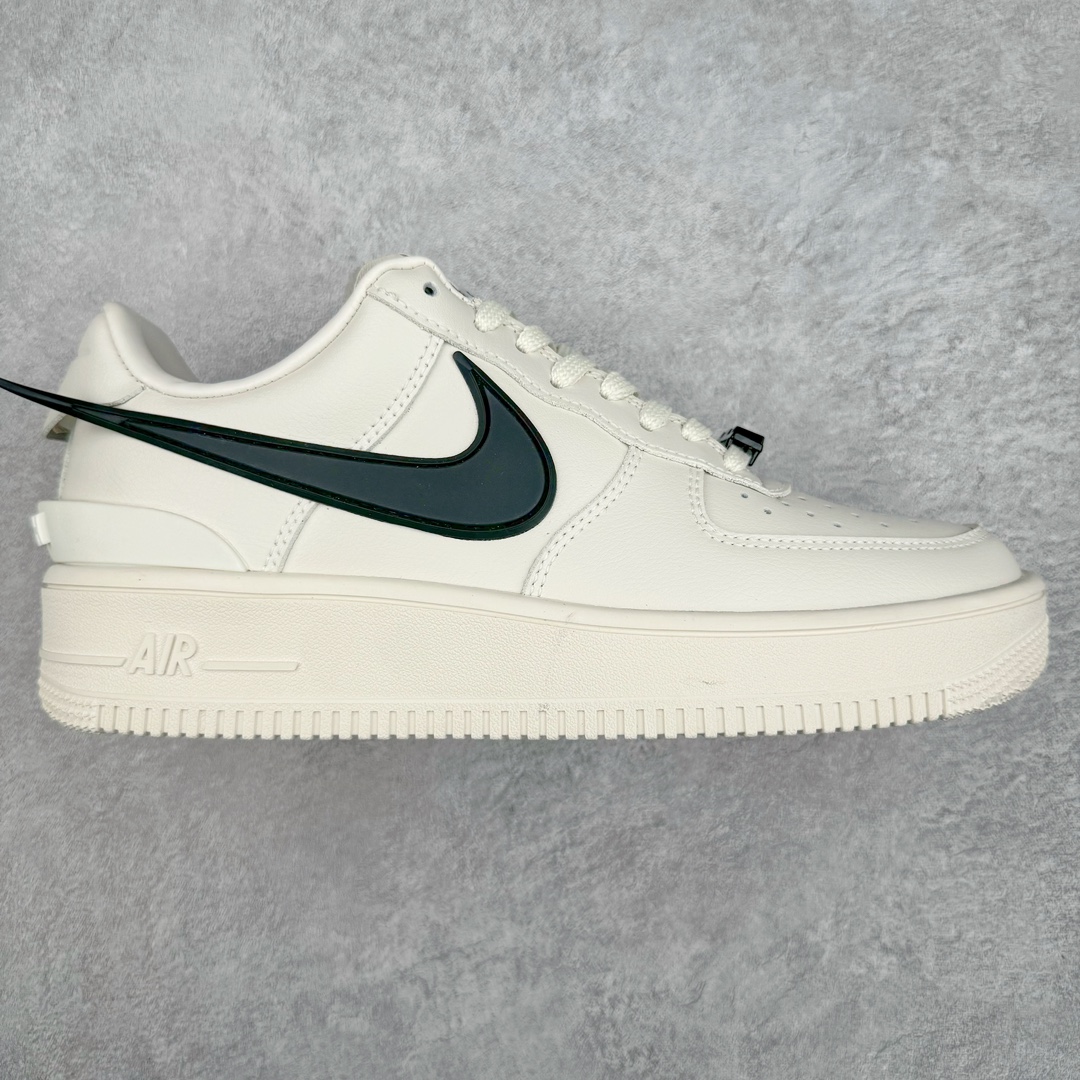 零售💰220 ＃小绿X NK Air Force 1 Low \’07 空军一号低帮经典板鞋 韩国专供 大厂出品 超高清洁度 免检产品 无胶水线头 空军圈的一股清流 极限压缩成本 超合理价格 跑量神器 原纸板原楦头开发 全鞋电脑针车 工整有序 原厂港宝加持完美还原灵魂版型 原标原盒 内置Sole气垫 中底白色背胶 原厂刺绣 正确拉帮走线 鞋款柔软弹性十足的缓震性能和出色的中底设计 横跨复古与现代的外型结合 造就出风靡全球三十多年的Force 1 直到今天还深受青睐 尺码：36 36.5 37.5 38 38.5 39 40 40.5 41 42 42.5 43 44 44.5 45 46 编码：by2936020-运动鞋