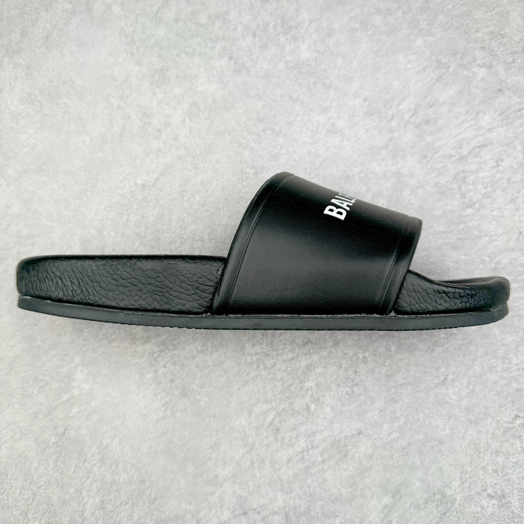 零售💰150 ＃PK纯原福利‼Balenciaga Pool Slide Sandal 巴黎世家时尚套穿橡胶一字涉水拖鞋 Piscine橡胶拖鞋式凉鞋 橡胶拖鞋式凉鞋 压模橡胶鞋床 带子上的白色 3D 标志 后跟浮印Balenciaga品牌标识 同色系鞋底和鞋垫 尺码：35 36 37 38 39 40 41 42 43 44 45 46 编码：by1936050-运动鞋