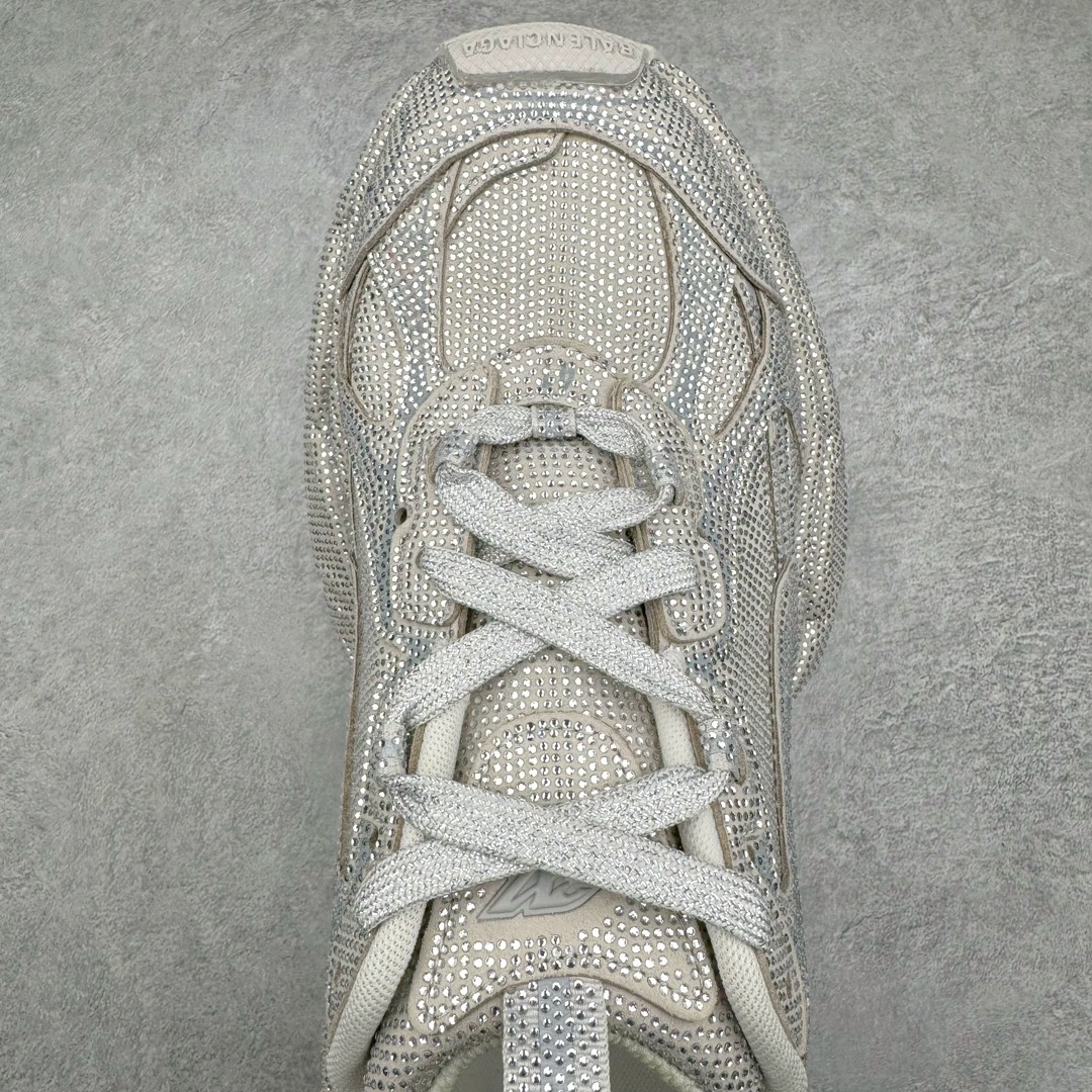 图片[4]-＃纯原 BALENCIAGA 3XL Sneakers 巴黎世家十代网布系带低帮走秀复古老爹鞋 黑色闪钻 全套原纸板楦头开发 最原汁原味的灵魂版型 全鞋荧光划线卡点 胶水把控整洁度追求极致完美 每一双都是工艺品 多重QC质检 超越公司货的品控标准 实实在在的免检产品 原盒原配 正确字体电绣 粗细、位置、大小正确 侧边TPU 透气孔匹配意产原版 正确分离大底 TPU软底 原版一致大底LOGO 立体感十足 原厂皮料水洗做旧 采购原厂网纱 不含皮革 网布材料和聚氨酯 磨损效果 鞋头边缘和后帮 Balenciaga 徽标 鞋面和后跟凸印尺码 鞋舌 3XL 橡胶品牌标识和反光细节 鞋帮拉袢和鞋舌拉祥 配反光细节 备用鞋带在鞋履前侧 可在穿着前取下 便于不同造型搭配 正常尺码 尺码：35 36 37 38 39 40 41 42 43 44 45 46-选品中心