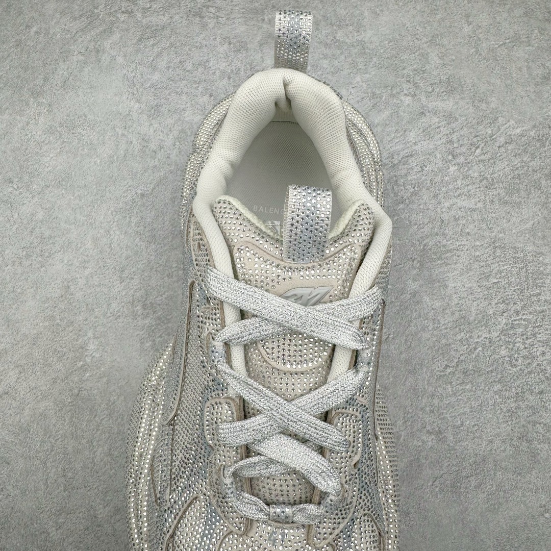 图片[5]-＃纯原 BALENCIAGA 3XL Sneakers 巴黎世家十代网布系带低帮走秀复古老爹鞋 黑色闪钻 全套原纸板楦头开发 最原汁原味的灵魂版型 全鞋荧光划线卡点 胶水把控整洁度追求极致完美 每一双都是工艺品 多重QC质检 超越公司货的品控标准 实实在在的免检产品 原盒原配 正确字体电绣 粗细、位置、大小正确 侧边TPU 透气孔匹配意产原版 正确分离大底 TPU软底 原版一致大底LOGO 立体感十足 原厂皮料水洗做旧 采购原厂网纱 不含皮革 网布材料和聚氨酯 磨损效果 鞋头边缘和后帮 Balenciaga 徽标 鞋面和后跟凸印尺码 鞋舌 3XL 橡胶品牌标识和反光细节 鞋帮拉袢和鞋舌拉祥 配反光细节 备用鞋带在鞋履前侧 可在穿着前取下 便于不同造型搭配 正常尺码 尺码：35 36 37 38 39 40 41 42 43 44 45 46-选品中心