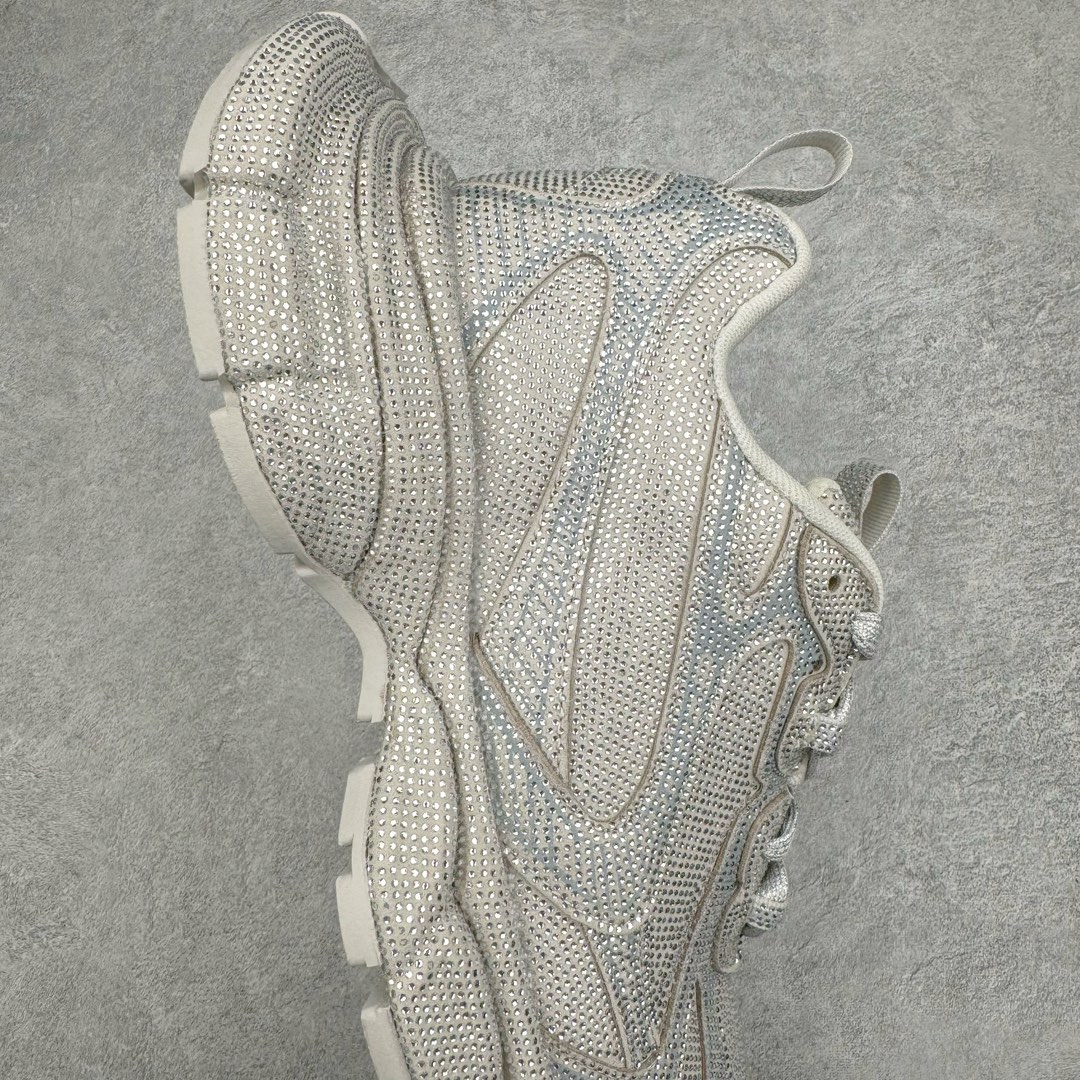 图片[6]-＃纯原 BALENCIAGA 3XL Sneakers 巴黎世家十代网布系带低帮走秀复古老爹鞋 黑色闪钻 全套原纸板楦头开发 最原汁原味的灵魂版型 全鞋荧光划线卡点 胶水把控整洁度追求极致完美 每一双都是工艺品 多重QC质检 超越公司货的品控标准 实实在在的免检产品 原盒原配 正确字体电绣 粗细、位置、大小正确 侧边TPU 透气孔匹配意产原版 正确分离大底 TPU软底 原版一致大底LOGO 立体感十足 原厂皮料水洗做旧 采购原厂网纱 不含皮革 网布材料和聚氨酯 磨损效果 鞋头边缘和后帮 Balenciaga 徽标 鞋面和后跟凸印尺码 鞋舌 3XL 橡胶品牌标识和反光细节 鞋帮拉袢和鞋舌拉祥 配反光细节 备用鞋带在鞋履前侧 可在穿着前取下 便于不同造型搭配 正常尺码 尺码：35 36 37 38 39 40 41 42 43 44 45 46-选品中心