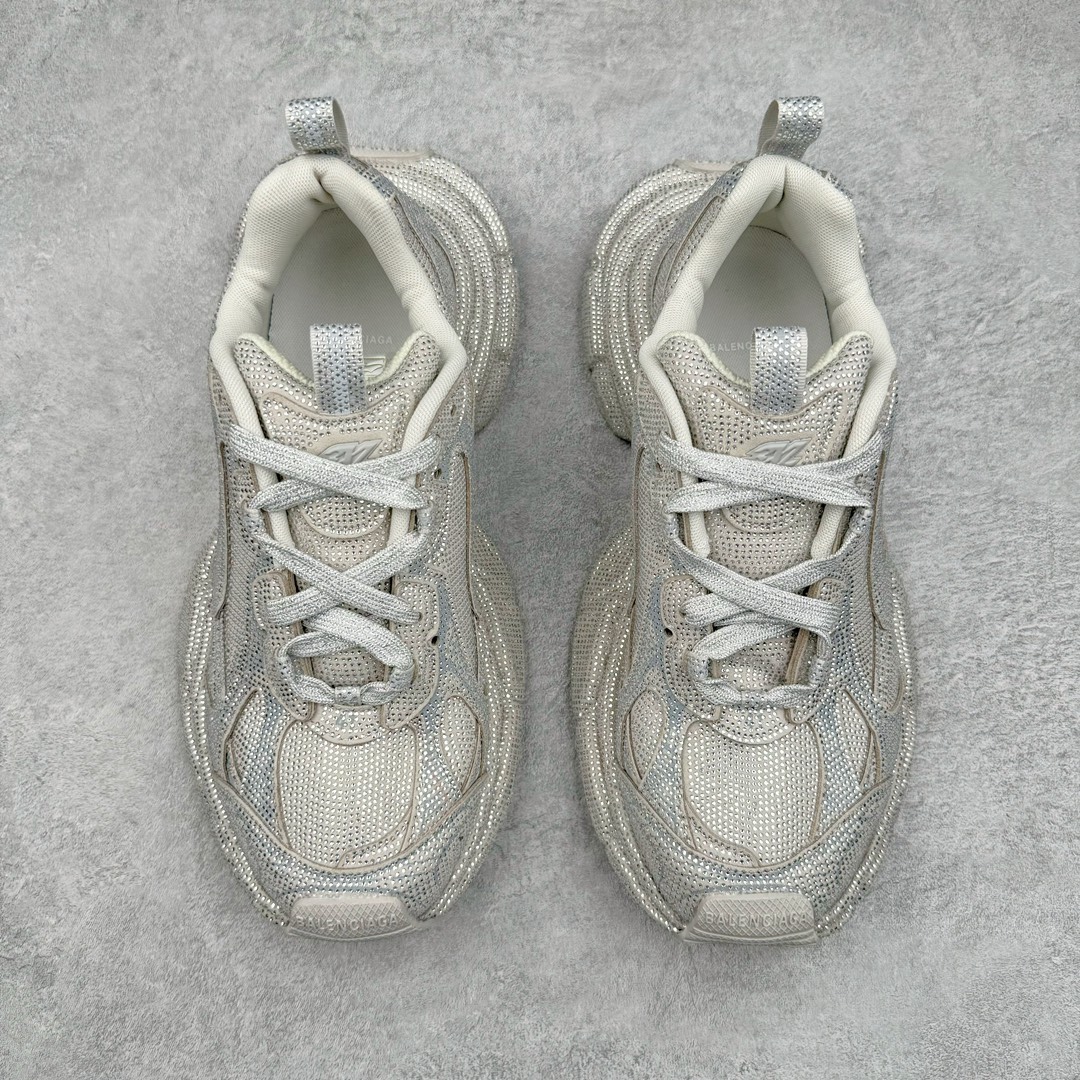 图片[2]-＃纯原 BALENCIAGA 3XL Sneakers 巴黎世家十代网布系带低帮走秀复古老爹鞋 黑色闪钻 全套原纸板楦头开发 最原汁原味的灵魂版型 全鞋荧光划线卡点 胶水把控整洁度追求极致完美 每一双都是工艺品 多重QC质检 超越公司货的品控标准 实实在在的免检产品 原盒原配 正确字体电绣 粗细、位置、大小正确 侧边TPU 透气孔匹配意产原版 正确分离大底 TPU软底 原版一致大底LOGO 立体感十足 原厂皮料水洗做旧 采购原厂网纱 不含皮革 网布材料和聚氨酯 磨损效果 鞋头边缘和后帮 Balenciaga 徽标 鞋面和后跟凸印尺码 鞋舌 3XL 橡胶品牌标识和反光细节 鞋帮拉袢和鞋舌拉祥 配反光细节 备用鞋带在鞋履前侧 可在穿着前取下 便于不同造型搭配 正常尺码 尺码：35 36 37 38 39 40 41 42 43 44 45 46-选品中心