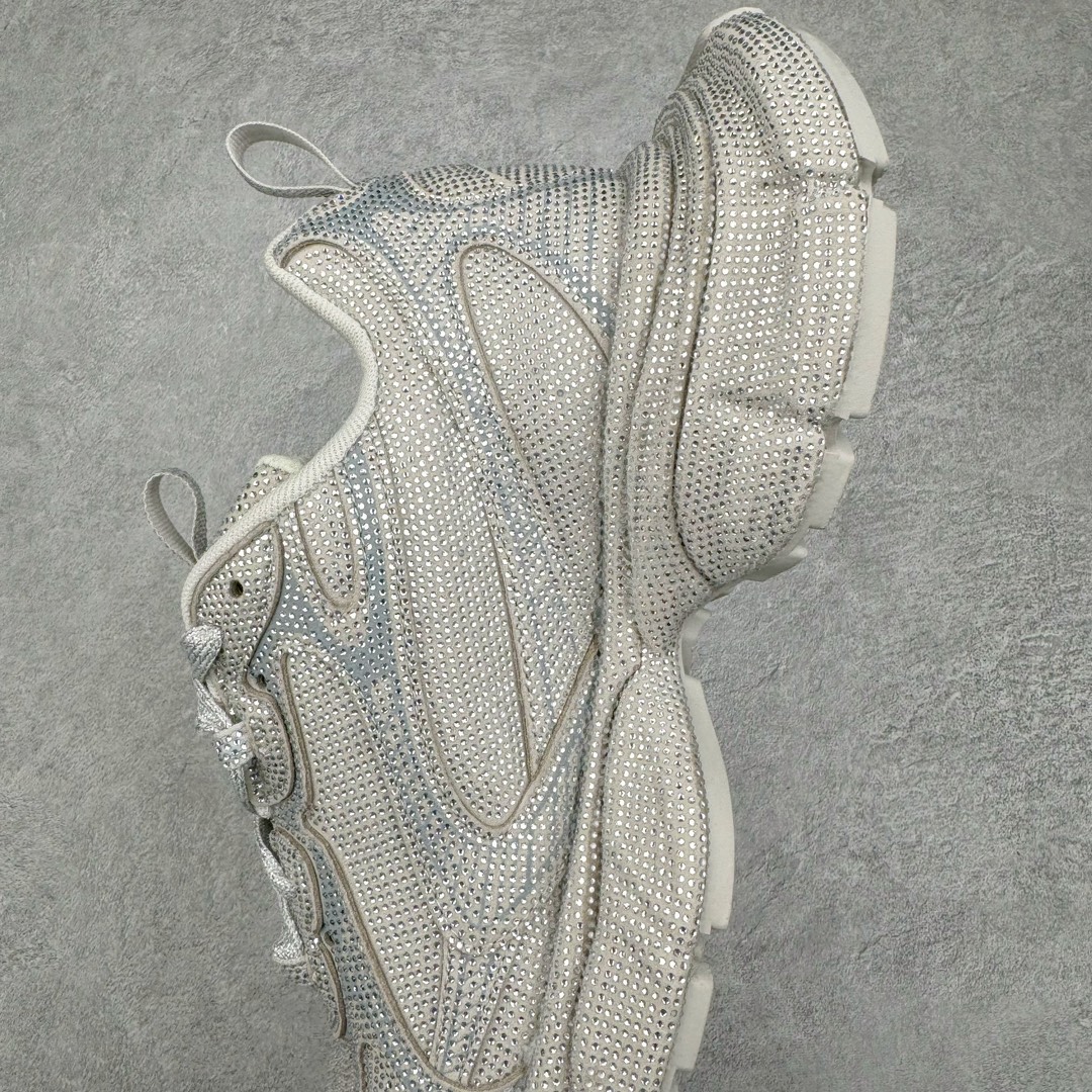 图片[7]-＃纯原 BALENCIAGA 3XL Sneakers 巴黎世家十代网布系带低帮走秀复古老爹鞋 黑色闪钻 全套原纸板楦头开发 最原汁原味的灵魂版型 全鞋荧光划线卡点 胶水把控整洁度追求极致完美 每一双都是工艺品 多重QC质检 超越公司货的品控标准 实实在在的免检产品 原盒原配 正确字体电绣 粗细、位置、大小正确 侧边TPU 透气孔匹配意产原版 正确分离大底 TPU软底 原版一致大底LOGO 立体感十足 原厂皮料水洗做旧 采购原厂网纱 不含皮革 网布材料和聚氨酯 磨损效果 鞋头边缘和后帮 Balenciaga 徽标 鞋面和后跟凸印尺码 鞋舌 3XL 橡胶品牌标识和反光细节 鞋帮拉袢和鞋舌拉祥 配反光细节 备用鞋带在鞋履前侧 可在穿着前取下 便于不同造型搭配 正常尺码 尺码：35 36 37 38 39 40 41 42 43 44 45 46-选品中心