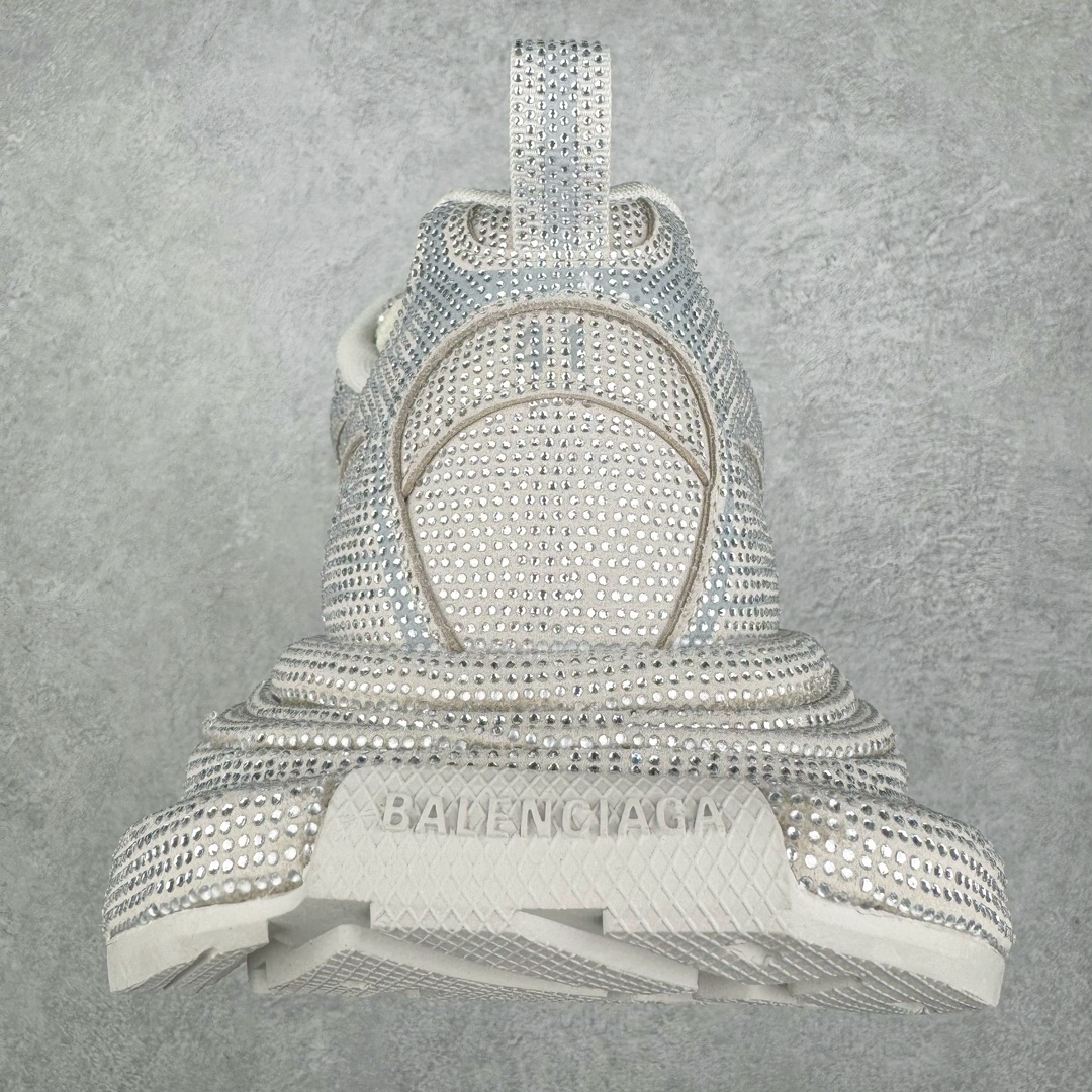 图片[8]-＃纯原 BALENCIAGA 3XL Sneakers 巴黎世家十代网布系带低帮走秀复古老爹鞋 黑色闪钻 全套原纸板楦头开发 最原汁原味的灵魂版型 全鞋荧光划线卡点 胶水把控整洁度追求极致完美 每一双都是工艺品 多重QC质检 超越公司货的品控标准 实实在在的免检产品 原盒原配 正确字体电绣 粗细、位置、大小正确 侧边TPU 透气孔匹配意产原版 正确分离大底 TPU软底 原版一致大底LOGO 立体感十足 原厂皮料水洗做旧 采购原厂网纱 不含皮革 网布材料和聚氨酯 磨损效果 鞋头边缘和后帮 Balenciaga 徽标 鞋面和后跟凸印尺码 鞋舌 3XL 橡胶品牌标识和反光细节 鞋帮拉袢和鞋舌拉祥 配反光细节 备用鞋带在鞋履前侧 可在穿着前取下 便于不同造型搭配 正常尺码 尺码：35 36 37 38 39 40 41 42 43 44 45 46-选品中心