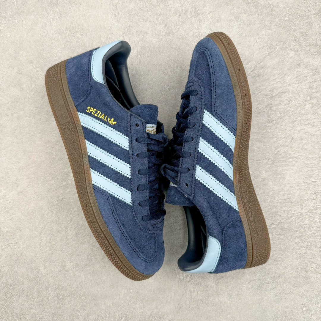 图片[3]-零售💰230 ＃MF AD Originals Handball SPZL 手球运动员系列百搭休闲运动板鞋 BD7633 这款来自阿迪达斯的这款HANDBALL SPZL前身是一双手球运动鞋，这一次拿来复刻，所以鞋面的主要色彩选用了黑色， 鞋面外侧除了Spezial字母之外还有三叶草标志。Handball SPZL作为复古手球训练鞋与作为室内足球鞋的Samba有着异曲同工之处，但是质感更为出众的鞋身以及丰富的配色选择比起Samba来讲可以说是更胜一筹了！尺码：36 36⅔ 37⅓ 38 38⅔ 39⅓ 40 40⅔ 41⅓ 42 42⅔ 43⅓ 44 45  编码：Rby2936030-运动鞋