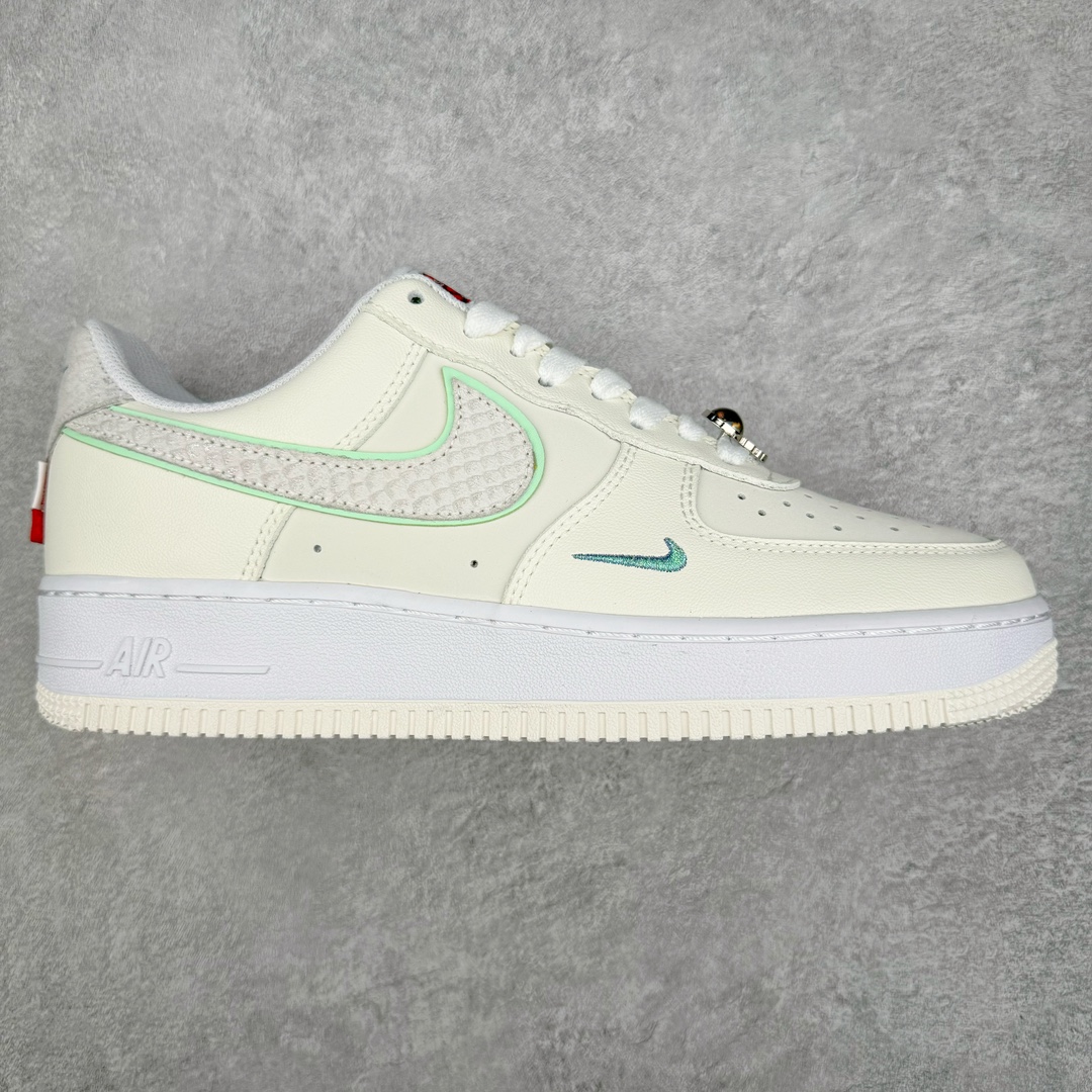 零售💰220 ＃小绿X NK Air Force 1 Low \’07 空军一号低帮经典板鞋 韩国专供 大厂出品 超高清洁度 免检产品 无胶水线头 空军圈的一股清流 极限压缩成本 超合理价格 跑量神器 原纸板原楦头开发 全鞋电脑针车 工整有序 原厂港宝加持完美还原灵魂版型 原标原盒 内置Sole气垫 中底白色背胶 原厂刺绣 正确拉帮走线 鞋款柔软弹性十足的缓震性能和出色的中底设计 横跨复古与现代的外型结合 造就出风靡全球三十多年的Force 1 直到今天还深受青睐 尺码：36 36.5 37.5 38 38.5 39 40 40.5 41 42 42.5 43 44 44.5 45 46 编码：by2936020-运动鞋