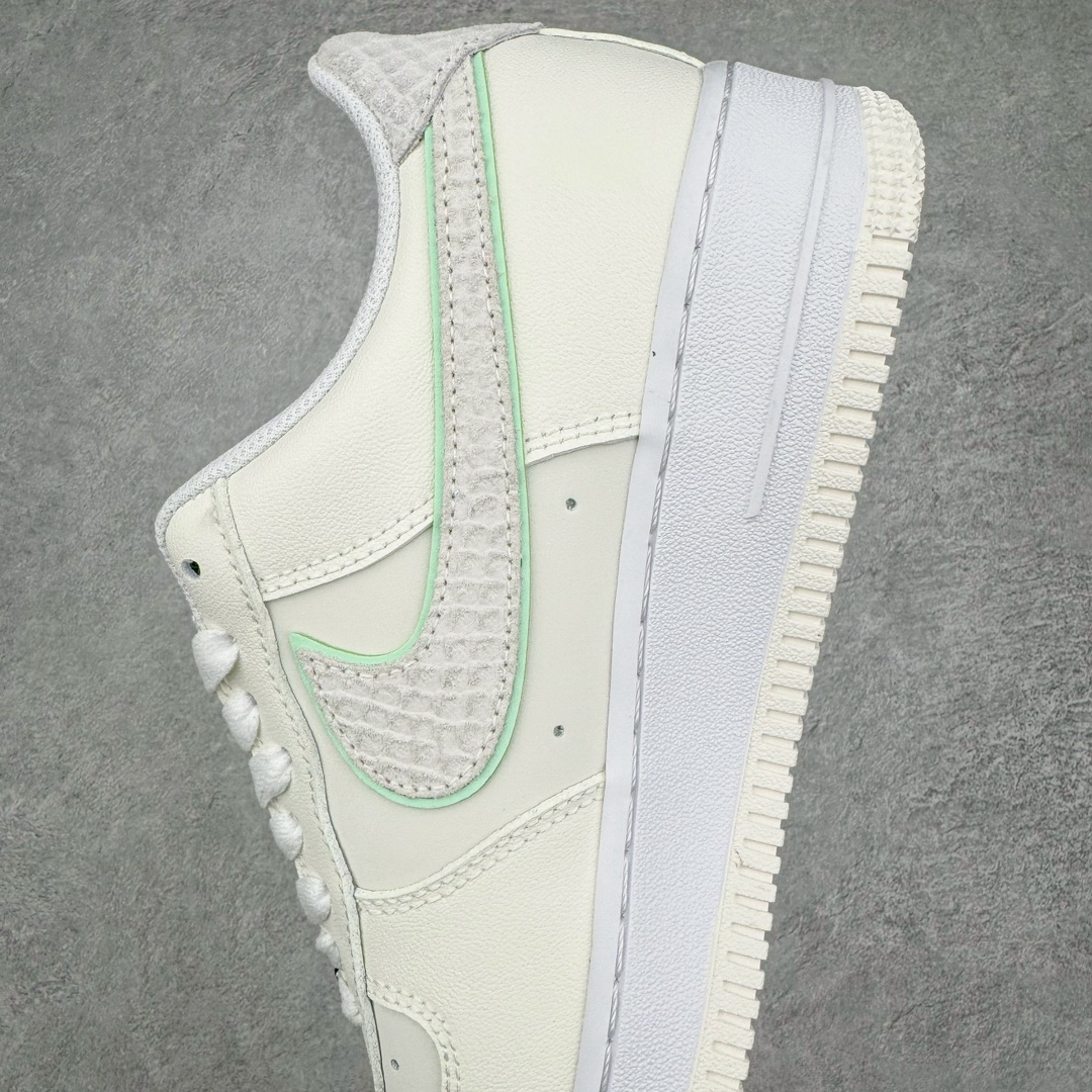 图片[7]-零售💰220 ＃小绿X NK Air Force 1 Low \’07 空军一号低帮经典板鞋 韩国专供 大厂出品 超高清洁度 免检产品 无胶水线头 空军圈的一股清流 极限压缩成本 超合理价格 跑量神器 原纸板原楦头开发 全鞋电脑针车 工整有序 原厂港宝加持完美还原灵魂版型 原标原盒 内置Sole气垫 中底白色背胶 原厂刺绣 正确拉帮走线 鞋款柔软弹性十足的缓震性能和出色的中底设计 横跨复古与现代的外型结合 造就出风靡全球三十多年的Force 1 直到今天还深受青睐 尺码：36 36.5 37.5 38 38.5 39 40 40.5 41 42 42.5 43 44 44.5 45 46 编码：by2936020-运动鞋