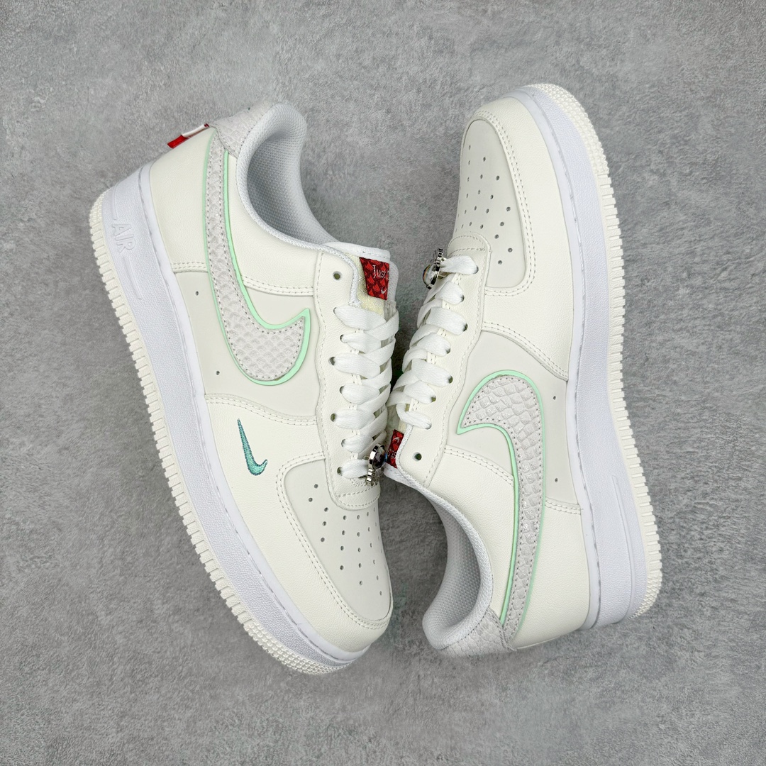 图片[3]-零售💰220 ＃小绿X NK Air Force 1 Low \’07 空军一号低帮经典板鞋 韩国专供 大厂出品 超高清洁度 免检产品 无胶水线头 空军圈的一股清流 极限压缩成本 超合理价格 跑量神器 原纸板原楦头开发 全鞋电脑针车 工整有序 原厂港宝加持完美还原灵魂版型 原标原盒 内置Sole气垫 中底白色背胶 原厂刺绣 正确拉帮走线 鞋款柔软弹性十足的缓震性能和出色的中底设计 横跨复古与现代的外型结合 造就出风靡全球三十多年的Force 1 直到今天还深受青睐 尺码：36 36.5 37.5 38 38.5 39 40 40.5 41 42 42.5 43 44 44.5 45 46 编码：by2936020-运动鞋