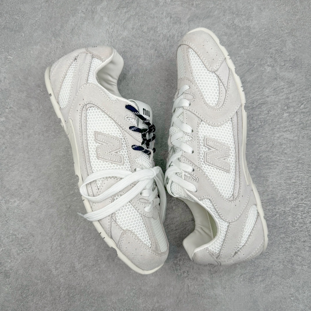 图片[3]-零售💰290 缪缪MiuMiu x NB新百伦New Balance 530 SL系列低帮经典复古休闲运动慢跑鞋 近几年运动品牌与各大潮流品牌不断推出联名产品，在球鞋圈拥有极高的热度。此外，奢侈品牌和运动品牌联名也早已非新鲜事，继 Dior 和 Jordan Brand 以及 Prada 和 adidas 合作后。近日，Miu Miu与New Balance的合作基本已经成为定番，每年都会上新，而近期的最新联名也已经正式曝光，预计会在24年春夏面世！相比之前两次使用的574，这次Miu Miu带来了全新风格。采用了全新型号MR530进行设计，继续使用复古的旧化效果和去年就被带火的美拉德配色打造。Miu Miu作为千禧文化的重要推手，这次也是直接挑选了New Balance 2000年代时发布的健身跑鞋MR530。整体做旧效果非常明显，甚至有些二手鞋的感觉，多少是有点瘦巴黎世家影响了……配色方面将会推出米色和棕色两种颜色可供选择，整体覆盖了做旧麂皮，鞋舌和鞋垫和之前一致，有Miu Miu的Logo，同时搭配皮革和棉质双鞋带组成。尺码：35.5 36 37 37.5 38 38.5 39.5 40 40.5 41.5 42 42.5 43.5 44 45 编码：Fby2936090-运动鞋