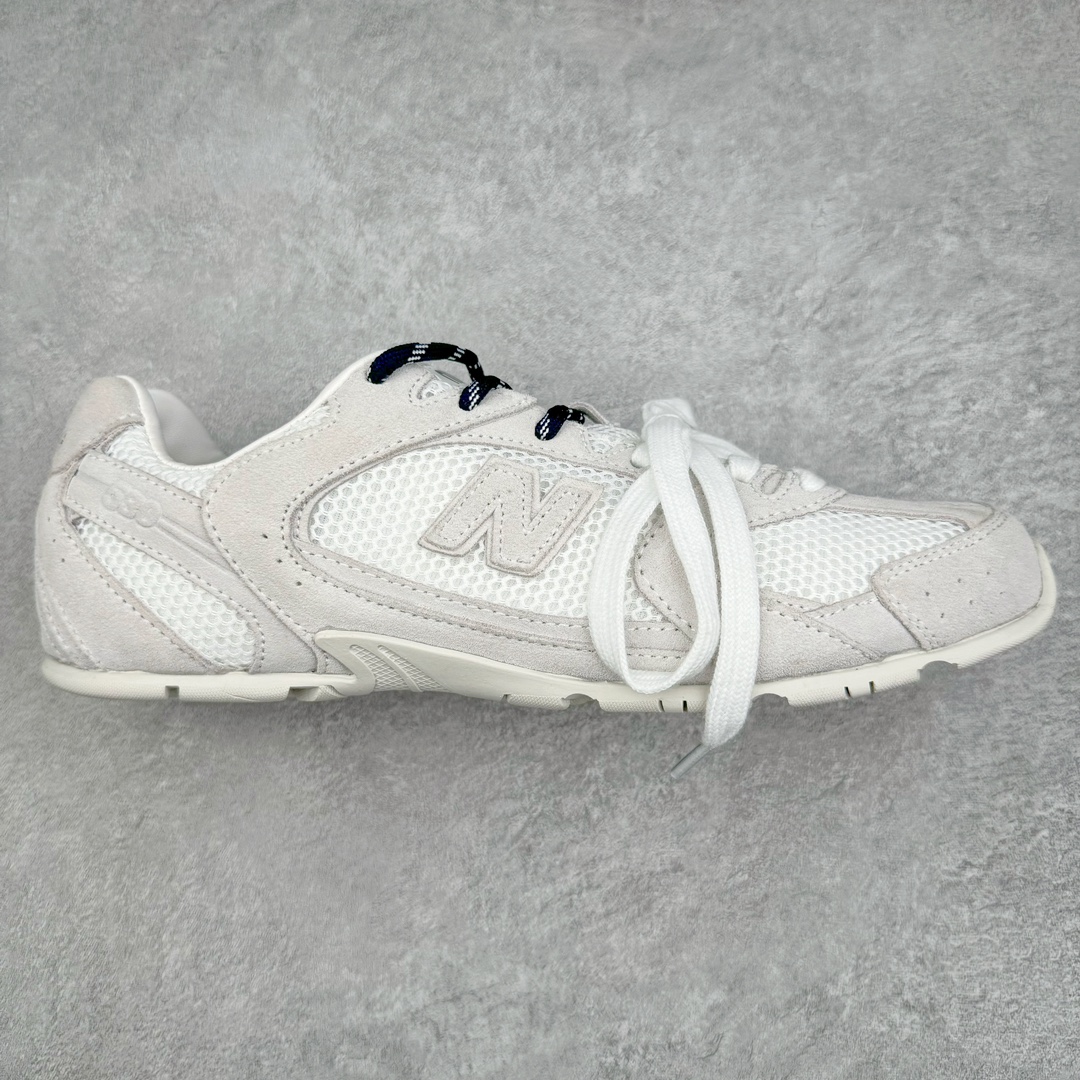 零售💰290 缪缪MiuMiu x NB新百伦New Balance 530 SL系列低帮经典复古休闲运动慢跑鞋 近几年运动品牌与各大潮流品牌不断推出联名产品，在球鞋圈拥有极高的热度。此外，奢侈品牌和运动品牌联名也早已非新鲜事，继 Dior 和 Jordan Brand 以及 Prada 和 adidas 合作后。近日，Miu Miu与New Balance的合作基本已经成为定番，每年都会上新，而近期的最新联名也已经正式曝光，预计会在24年春夏面世！相比之前两次使用的574，这次Miu Miu带来了全新风格。采用了全新型号MR530进行设计，继续使用复古的旧化效果和去年就被带火的美拉德配色打造。Miu Miu作为千禧文化的重要推手，这次也是直接挑选了New Balance 2000年代时发布的健身跑鞋MR530。整体做旧效果非常明显，甚至有些二手鞋的感觉，多少是有点瘦巴黎世家影响了……配色方面将会推出米色和棕色两种颜色可供选择，整体覆盖了做旧麂皮，鞋舌和鞋垫和之前一致，有Miu Miu的Logo，同时搭配皮革和棉质双鞋带组成。尺码：35.5 36 37 37.5 38 38.5 39.5 40 40.5 41.5 42 42.5 43.5 44 45 编码：Fby2936090-运动鞋