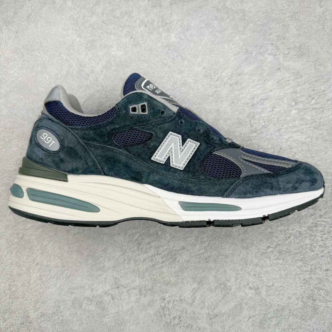 零售💰350 ＃总裁 New Balance NB991V2 第二代总统复古慢跑鞋 海军蓝 U991NV2 正确3M反光细节 原楦原纸版开发 正确6层组合底模精密开发 后跟透明TPU水晶装饰条稳固 沿用了引以为傲的跑鞋手工技艺 采用猪皮绒面并包裹局部透气网面的鞋身设计 菱网鞋舌上刻有New Balance USA 鞋面依旧身着经典的大热之灰 彰显了其高端的品质身份 尺码：36 37 37.5 38 38.5 39 40 40.5 41.5 42 42.5 43 44 45 46.5 编码：by3936050-运动鞋