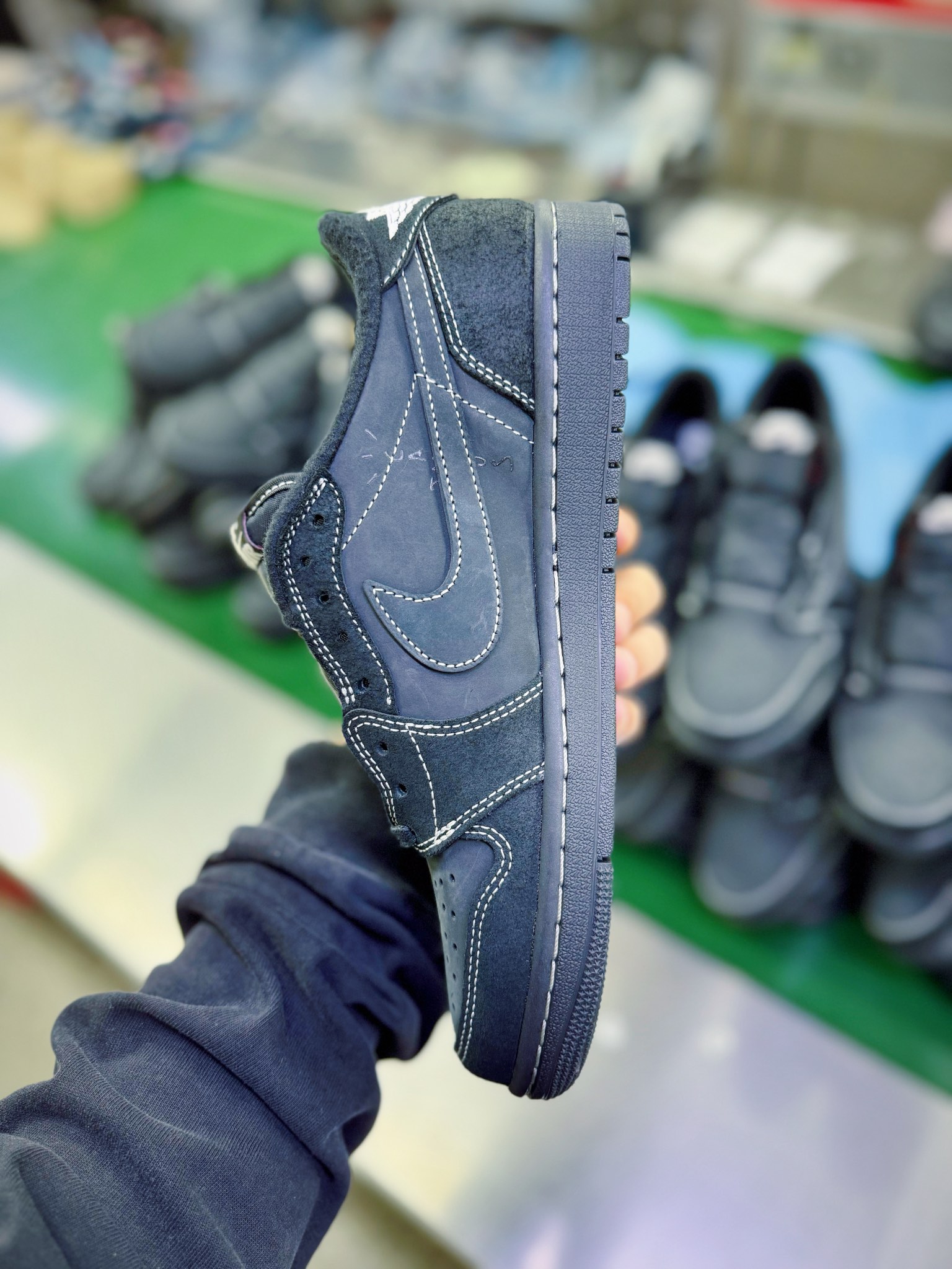 图片[4]-零售💰420 ＃DG2.0 Travis Scott x Air Jordan AJ1 Low OG TS联名倒钩4.0低帮 黑武士 DM7866-001 全新批次 Ljr同源清远全套加持 圈内最强倒钩系列 高端零售特供批次 产品品控稳定性领先行业 各方面均可对飙L版 良心定价不杀猪 SZ原厂全套原楦原纸板冲刀磨具开发 原厂皮料加持 原厂港宝加持定型后跟R度完美 同源原厂电绣 鬼脸飞翼针数密度立体效果一致 百分百一致原鞋 原厂拉帮工艺 针距密度一致 后跟弧度收口自然不对折 极致一眼正品既视感 进口玻璃冲刀皮料裁剪零毛边 全鞋电脑针车工艺 品控清洁度最高QC检验标准 免检产品 原厂订购鞋盒、鞋标、防尘纸、鞋撑、鞋带 追求极致的原厂味道 SIZE：40 40.5 41 42 42.5 43 44 44.5 45 46 47.5 编码：by4936020-运动鞋