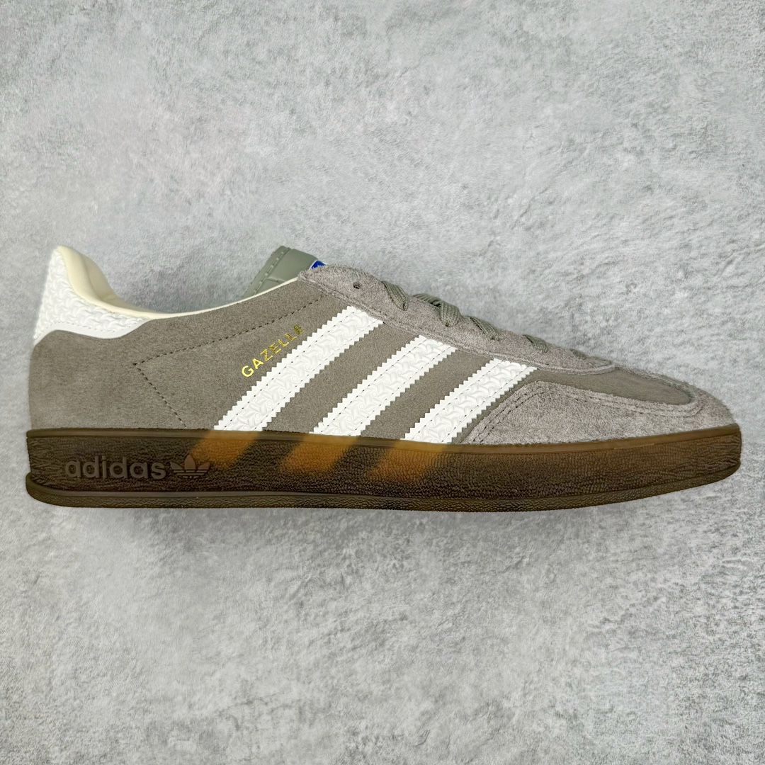 零售💰240 ＃CS纯原 AD Original Gazelle Indoor Trainers 瞪羚室内鞋系列低帮复古百搭休闲运动德训风板鞋 灰白 IF1807 高端零售特供批次 原厂定制长毛翻毛皮组合环保纤维革鞋面材质 内置环保海玻璃鞋垫 外置RB橡胶大底 产品品控稳定性领先行业 原厂全套原楦原纸板冲刀磨具开发 原厂皮料加持 原厂港宝加持定型后跟R度完美 将复古进行到底 简约流畅 三十年不变经典 这款Gazelle运动鞋 无论面料、配色、质感或设计 都只在重现其1991年原款的经典 皮革鞋面 撞色三条纹和鞋跟标的设计 力求呈现90年代的经典复古风潮 Samba火热的同时 也带动了其它的复古鞋型 Gazelle便是其中一只 Gazelle Indoor拥有包边更宽的T字型鞋头 更好的保护运动员的前掌 浓浓的复古氛围感 非常适合现在流行的Cleanfit风格 SIZE：35.5 36 36.5 37.5 38 38.5 39 40 40.5 41 42 42.5 43 44 44.5 45 46 编码：by2936040-运动鞋