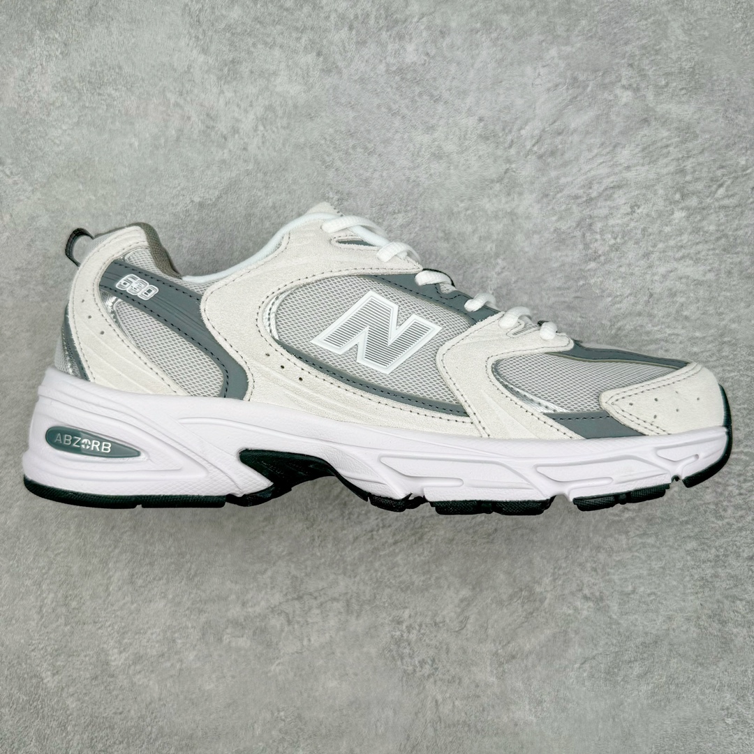 零售💰200 New Balance NB530 新百伦复古透气跑步鞋 抛弃过往以皮革为主的人气轮廓 以极具复古风范的跑鞋外观呈现 设计上全鞋以简约清爽的纯白色作基底 鞋身覆盖大面积织物网眼材质 并于鞋头、鞋带孔眼片等细节处点缀对比鲜明的反光银镀层凸显 鞋舌、侧身等位置则辅以一贯的「N」字标志和品牌徽标彰显身份 最后通过搭载的 ABZORB 缓震中底完善整体造型 Size：36 37 37.5 38 38.5 39 40 40.5 41 42 42.5 43 44 45 编码：Fby2936000-运动鞋