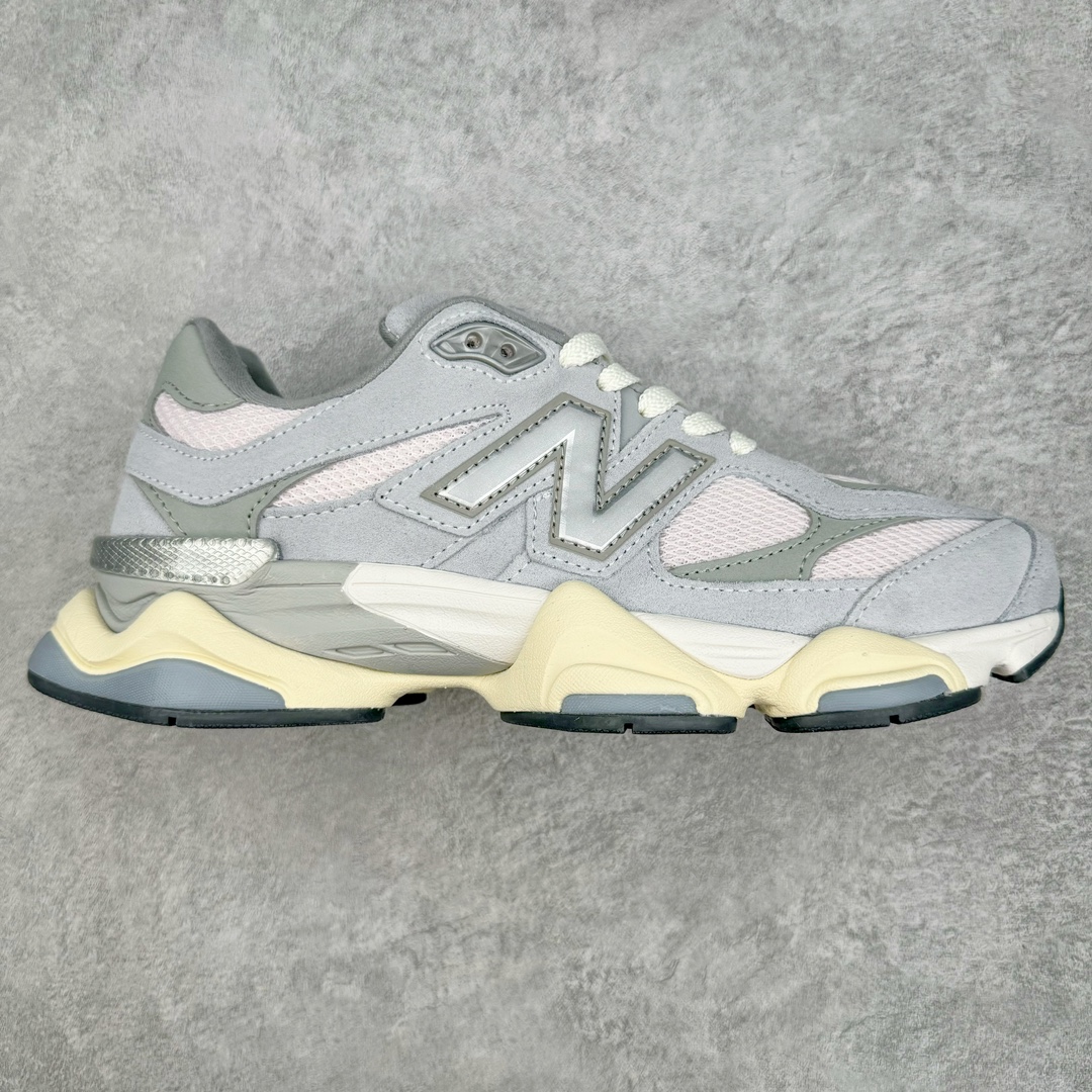 零售💰280 New Balance NB9060 复古运动鞋 新百伦又带来了新鞋型 并且是与芝加哥街头品牌 Joe Freshgoods 的联名款 鞋身主体采用了类似 990 系列的设计风格 与传统复古慢跑鞋区别不大 最大的变化就是鞋底部分 在传统设计的中底外层 增加了多个分区的模块 圆润的线条设计与我们熟悉的 New Balance 风格截然不同 但与同样充满弧形线条的鞋面搭配 看起来毫无违和感 尺码：36-45 编码：Fby2936080-运动鞋