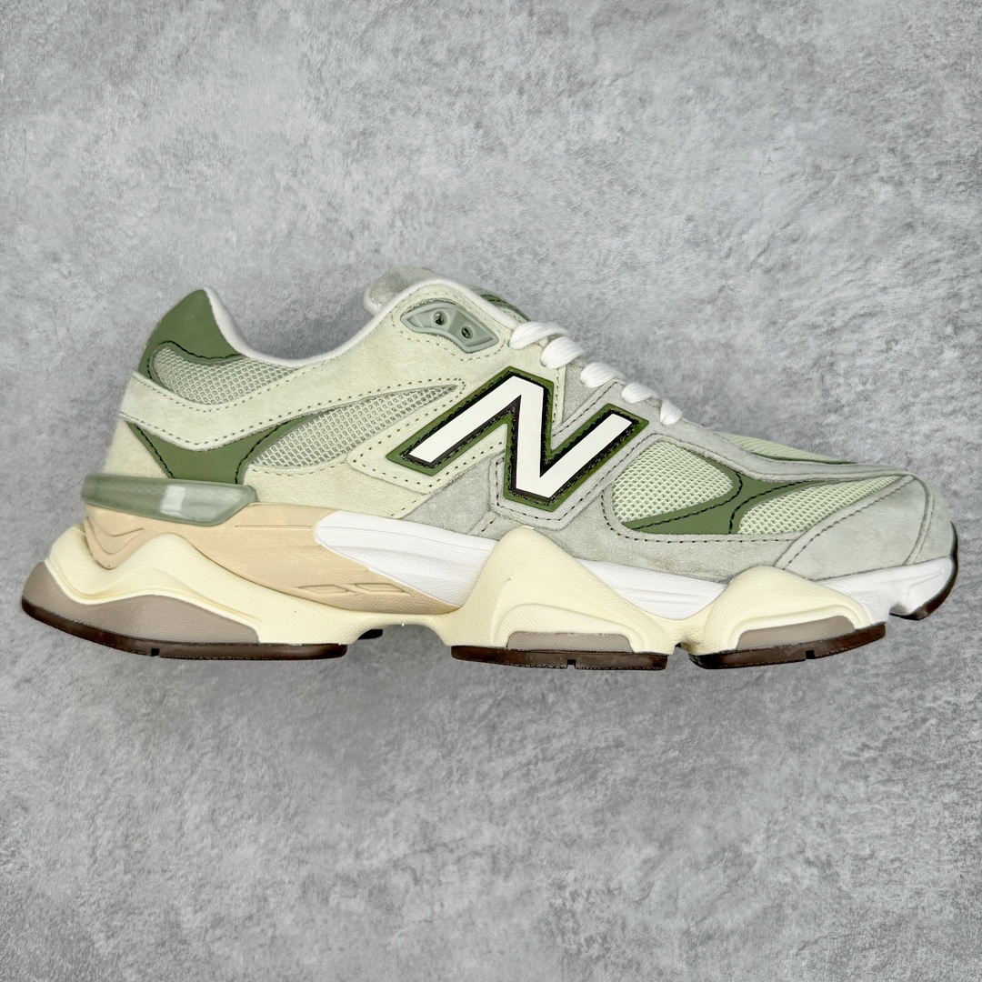 零售💰280 New Balance NB9060 复古运动鞋 新百伦又带来了新鞋型 并且是与芝加哥街头品牌 Joe Freshgoods 的联名款 鞋身主体采用了类似 990 系列的设计风格 与传统复古慢跑鞋区别不大 最大的变化就是鞋底部分 在传统设计的中底外层 增加了多个分区的模块 圆润的线条设计与我们熟悉的 New Balance 风格截然不同 但与同样充满弧形线条的鞋面搭配 看起来毫无违和感 尺码：36-45 编码：Fby2936080-运动鞋