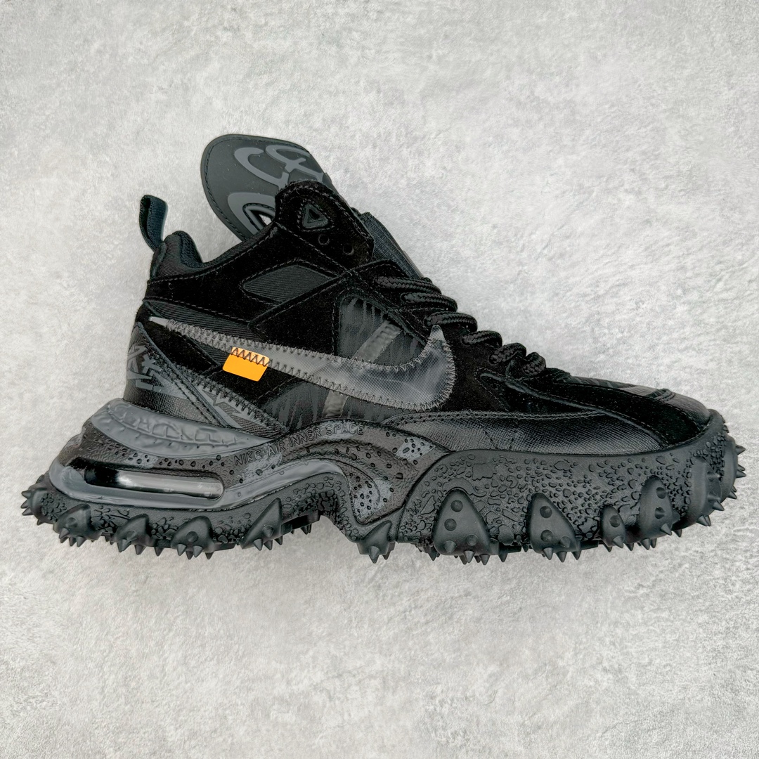 零售💰370 Off-White x Nk Air Terra Forma OW联名户外运动功能鞋 DQ1615-200 这双鞋延续了Virgil Abloh独特的登山靴风格 灵感来自耐克80年代和90年代的设计 Air Terra Forma是帆布、麂皮和网眼布的中顶混搭 以Off-White的未来时尚风格重塑过去的风格 以灰白色Logo鞋舌上的签名拉链包裹布为特色 向Virgil Abloh心爱的Air Jordan 6致敬 带有Off-White标志文字印在带缝线的透明Swooshes鞋内侧 中足处有“Air Inner Space”字样 可见的最大Air Max气垫单元在脚跟 带有尖刺橡胶外底与“Tread”和“Lightly”文字在脚下显现完善设计 SIZE：40 40.5 41 42 42.5 43 44 44.5 45 46 编码：Tby3936070-运动鞋