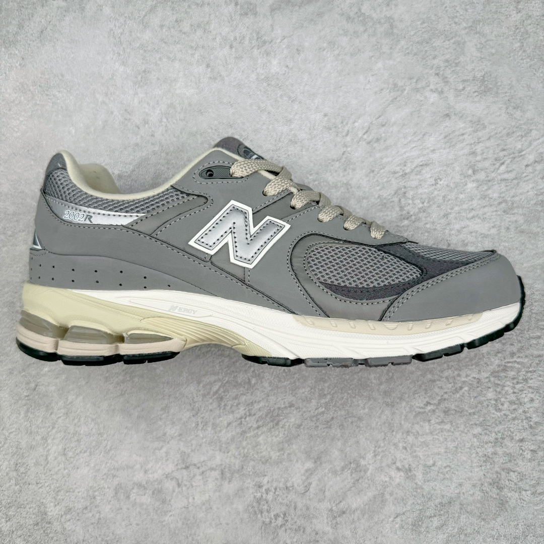 零售💰240 New Balance 2002R NB2002 男女休闲慢跑鞋 必备的时髦单品之一 最新出的2002R系列 这款延续了经典科技 升级版N-ERGY缓震物料机能与材质上脚太舒适了 鞋面的柔软麂皮搭配尼龙网布 特别透气而且还复古感 不管是搭配牛仔裤还工装裤都是百搭！小红书众多博主上脚推荐！尺码：36 36.5 37.5 38 38.5 39.5 40 40.5 41 42 42.5 43 44 45 编码：Hby2936040-运动鞋