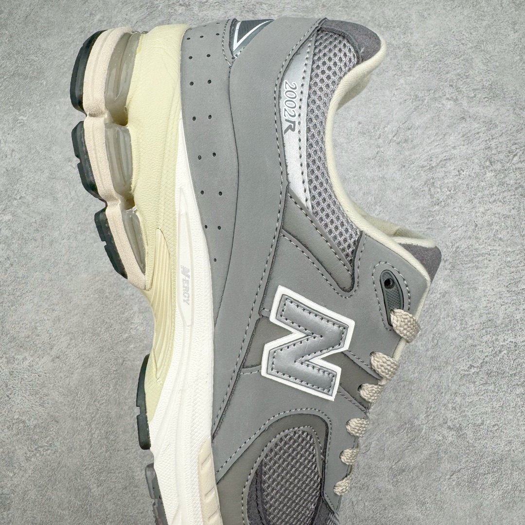 图片[6]-零售💰240 New Balance 2002R NB2002 男女休闲慢跑鞋 必备的时髦单品之一 最新出的2002R系列 这款延续了经典科技 升级版N-ERGY缓震物料机能与材质上脚太舒适了 鞋面的柔软麂皮搭配尼龙网布 特别透气而且还复古感 不管是搭配牛仔裤还工装裤都是百搭！小红书众多博主上脚推荐！尺码：36 36.5 37.5 38 38.5 39.5 40 40.5 41 42 42.5 43 44 45 编码：Hby2936040-运动鞋