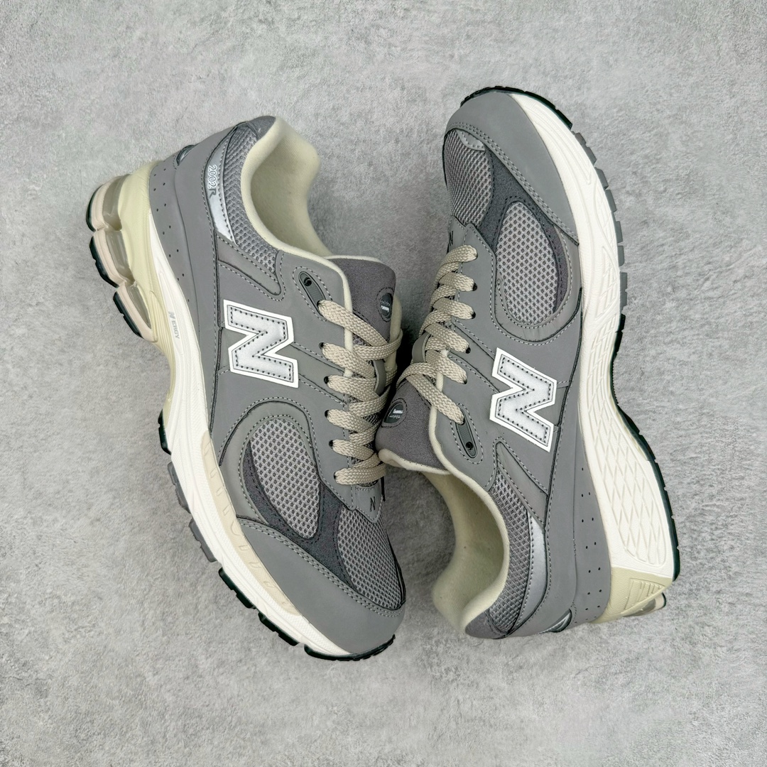 图片[3]-零售💰240 New Balance 2002R NB2002 男女休闲慢跑鞋 必备的时髦单品之一 最新出的2002R系列 这款延续了经典科技 升级版N-ERGY缓震物料机能与材质上脚太舒适了 鞋面的柔软麂皮搭配尼龙网布 特别透气而且还复古感 不管是搭配牛仔裤还工装裤都是百搭！小红书众多博主上脚推荐！尺码：36 36.5 37.5 38 38.5 39.5 40 40.5 41 42 42.5 43 44 45 编码：Hby2936040-运动鞋