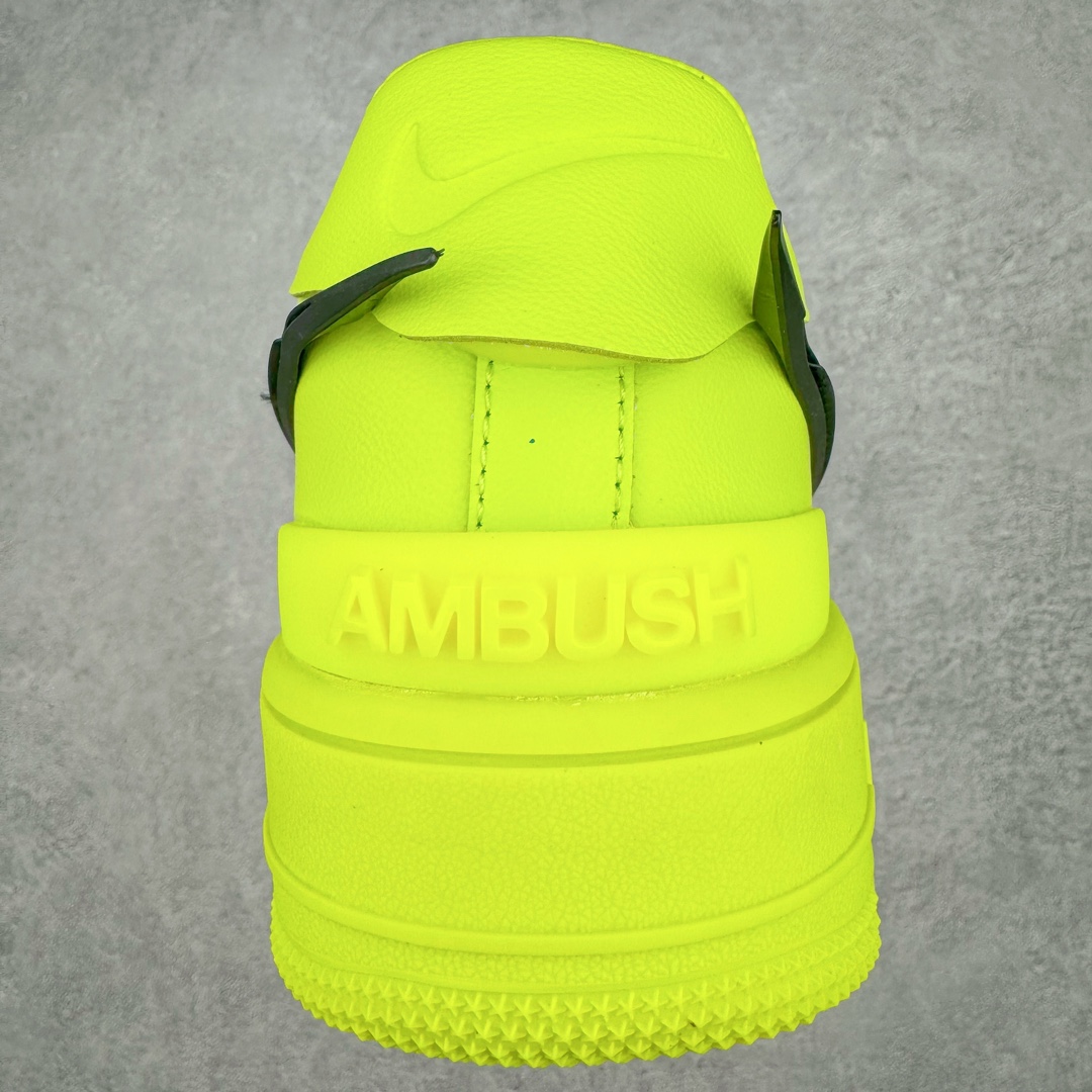 图片[8]-零售💰310 AMBUSH x NK Air Force 1 Low 空军一号宽底版系列低帮百搭休闲运动板鞋 联名大钩 DV3464-100 在 Yoon Ahn 的职权范围内 AMBUSH 已经确立了自己在日本街头服饰生态系统中的主要地位 同时通过 Air Adjust Force 和一系列 Dunks 的合作帮助 他们最近在美国的东亚印记显着扩大 预计将在这个假期首次亮相 该品牌现在将其人才带入 Air Force 1，这是这两个群体年轻的四年关系中的第一次 除了之前看到的“白/黑”AF1 后者的结构始终采用优质工具 鞋面采用高端滚纹皮革 而 AMBUSH 品牌的鞋跟夹和加长的摩托车尾管 Swooshes 为下面所示的包覆设计注入了个性 相对于标志性的“三重黑”美学 深黑色产品享有上述色调的完全色调处理 除了它的中足格纹和上鞋舌品牌 它用清爽的白色细节和镀铬杜布拉斯照亮了漆黑的整体  “皇家蓝”锚定了从鞋垫到第二套服装不间断鞋底单元的所有东西 而与上述相同的装饰 – 包括鞋跟标签 – 以名义上的黄色阴影结束 尺码：36 36.5 37.5 38 38.5 39 40 40.5 41 42 42.5 43 44 44.5 45 编码：Mby3936010-运动鞋