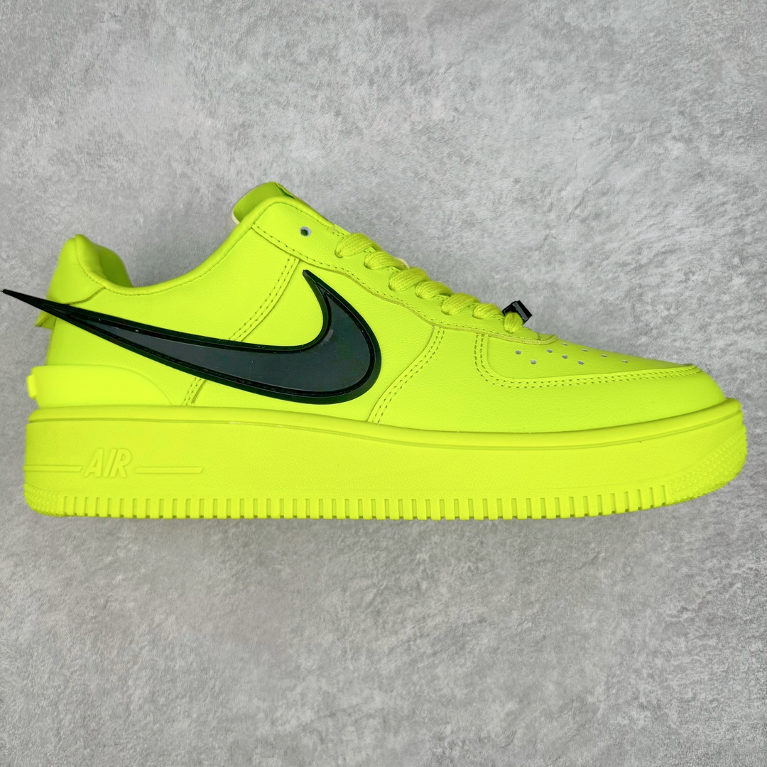 零售💰310 AMBUSH x NK Air Force 1 Low 空军一号宽底版系列低帮百搭休闲运动板鞋 联名大钩 DV3464-100 在 Yoon Ahn 的职权范围内 AMBUSH 已经确立了自己在日本街头服饰生态系统中的主要地位 同时通过 Air Adjust Force 和一系列 Dunks 的合作帮助 他们最近在美国的东亚印记显着扩大 预计将在这个假期首次亮相 该品牌现在将其人才带入 Air Force 1，这是这两个群体年轻的四年关系中的第一次 除了之前看到的“白/黑”AF1 后者的结构始终采用优质工具 鞋面采用高端滚纹皮革 而 AMBUSH 品牌的鞋跟夹和加长的摩托车尾管 Swooshes 为下面所示的包覆设计注入了个性 相对于标志性的“三重黑”美学 深黑色产品享有上述色调的完全色调处理 除了它的中足格纹和上鞋舌品牌 它用清爽的白色细节和镀铬杜布拉斯照亮了漆黑的整体  “皇家蓝”锚定了从鞋垫到第二套服装不间断鞋底单元的所有东西 而与上述相同的装饰 – 包括鞋跟标签 – 以名义上的黄色阴影结束 尺码：36 36.5 37.5 38 38.5 39 40 40.5 41 42 42.5 43 44 44.5 45 编码：Mby3936010-运动鞋